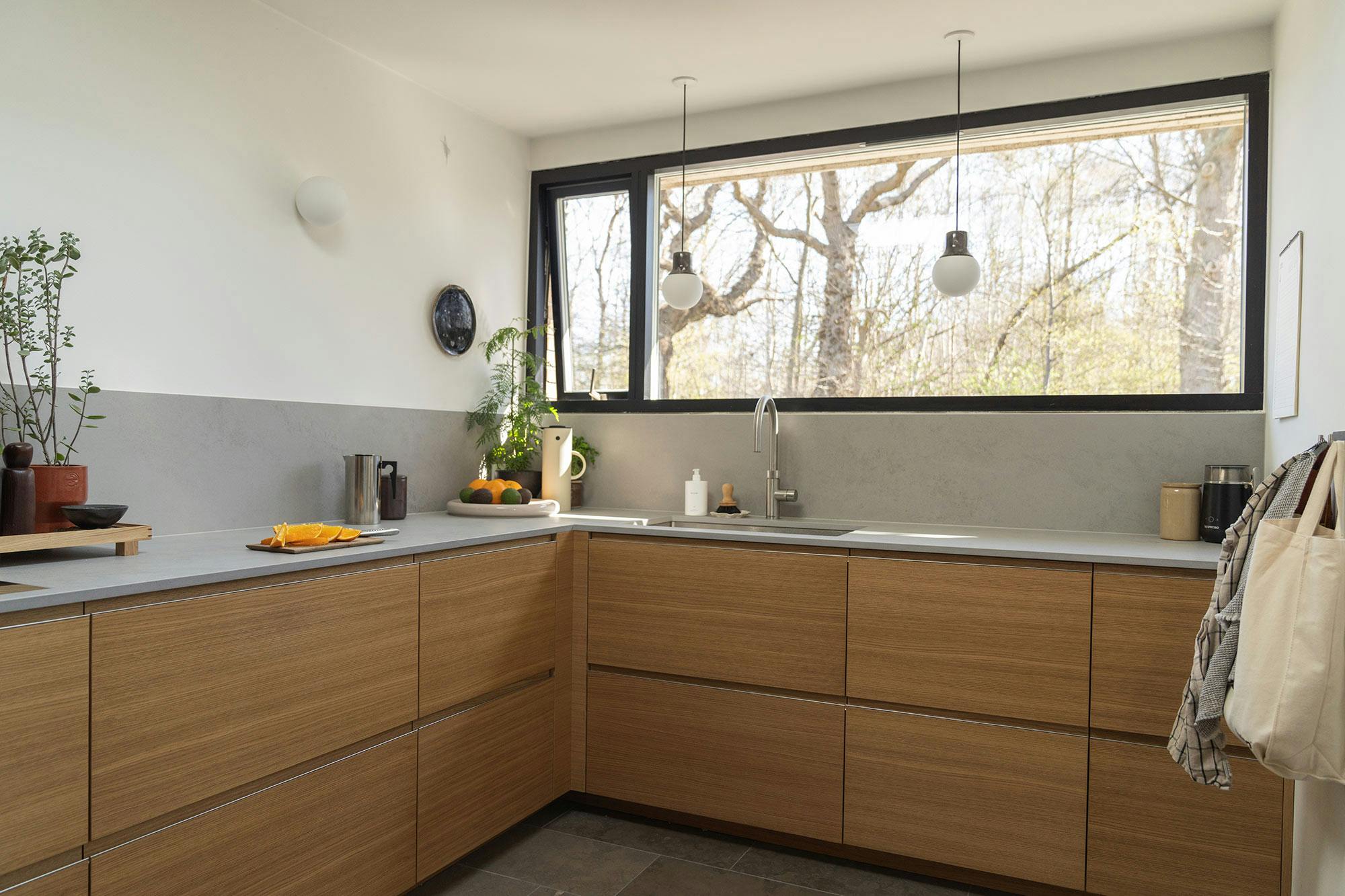 Numéro d'image 46 de la section actuelle de DKTN Arga creates an elegant atmosphere in this open plan kitchen with a minimalist approach de Cosentino France