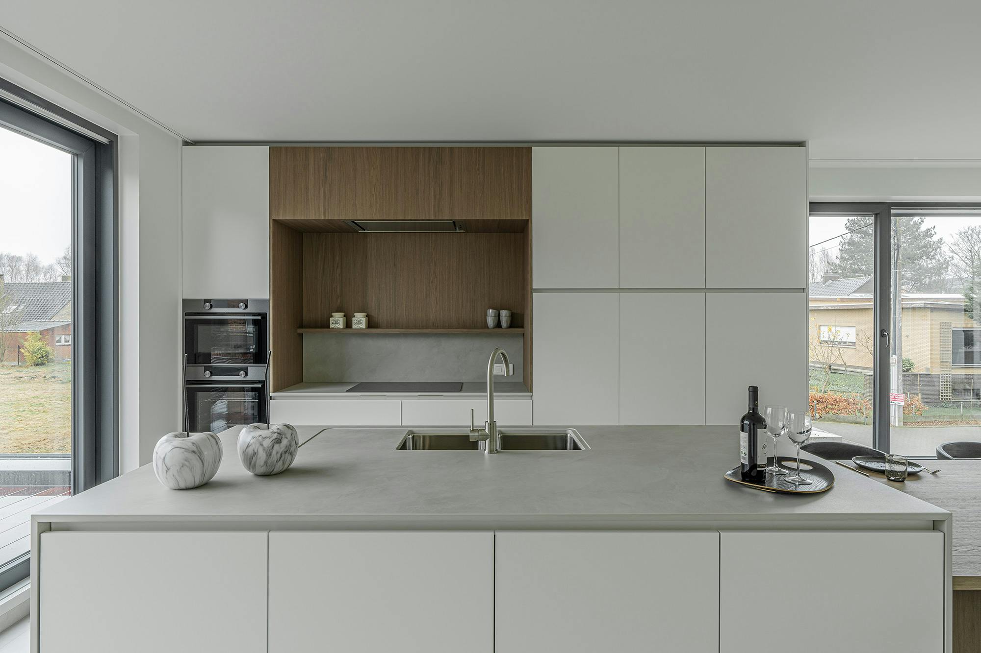 Numéro d'image 40 de la section actuelle de DKTN Kreta brings a sense of unity and sophistication to the extension of a villa’s minimalist interior design de Cosentino France