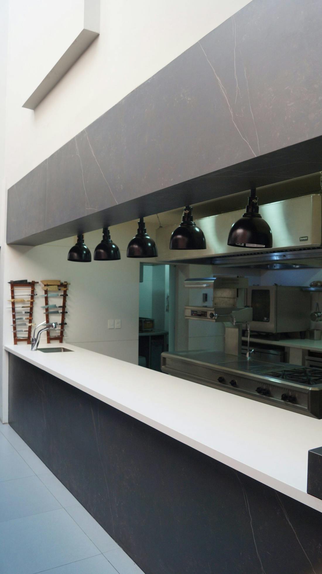 La cuisine ouverte du chef Oswaldo Oliva, restaurant Lorea (Mexico)