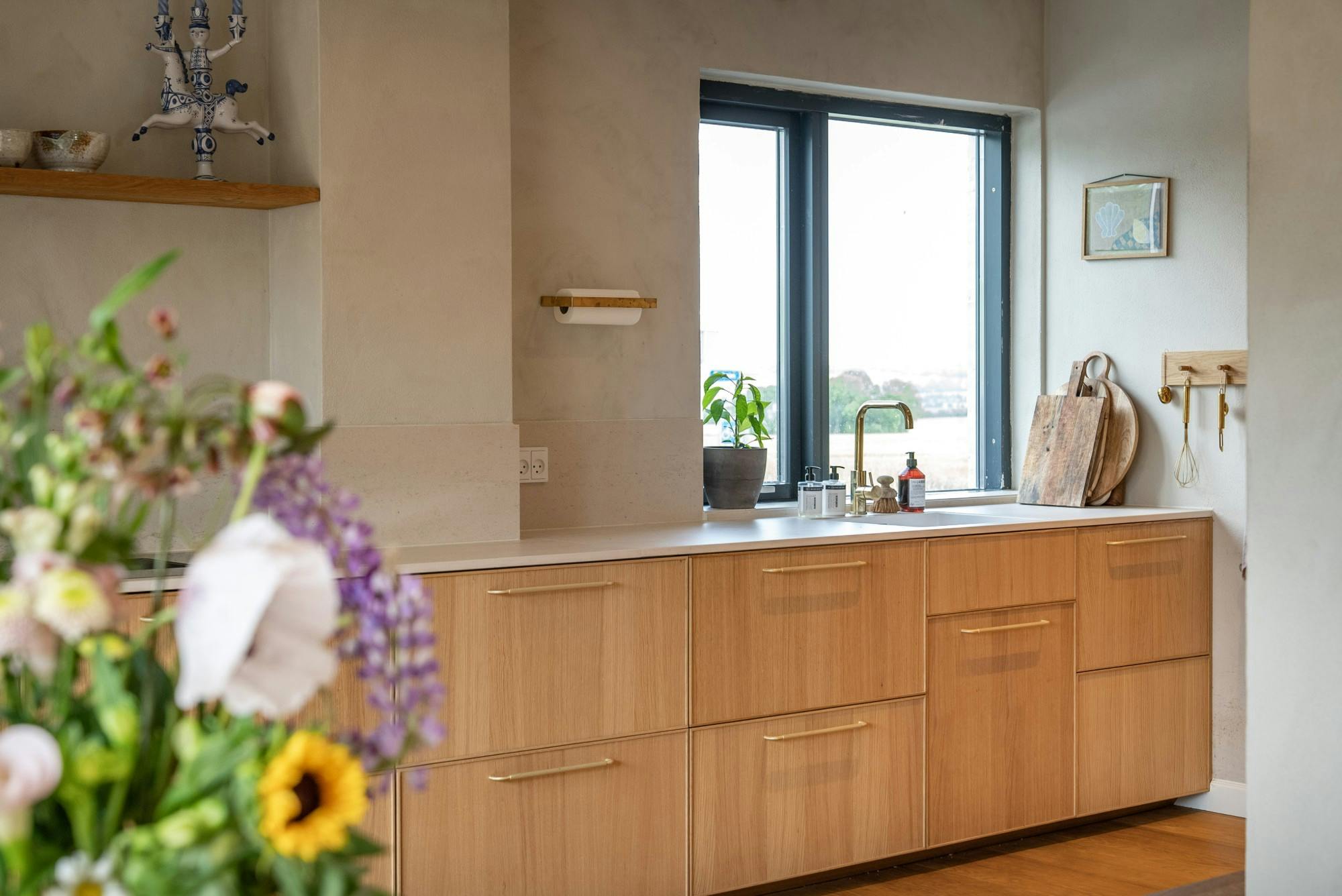 Numéro d'image 33 de la section actuelle de A seamless worktop for a Nordic home renovated with love de Cosentino France