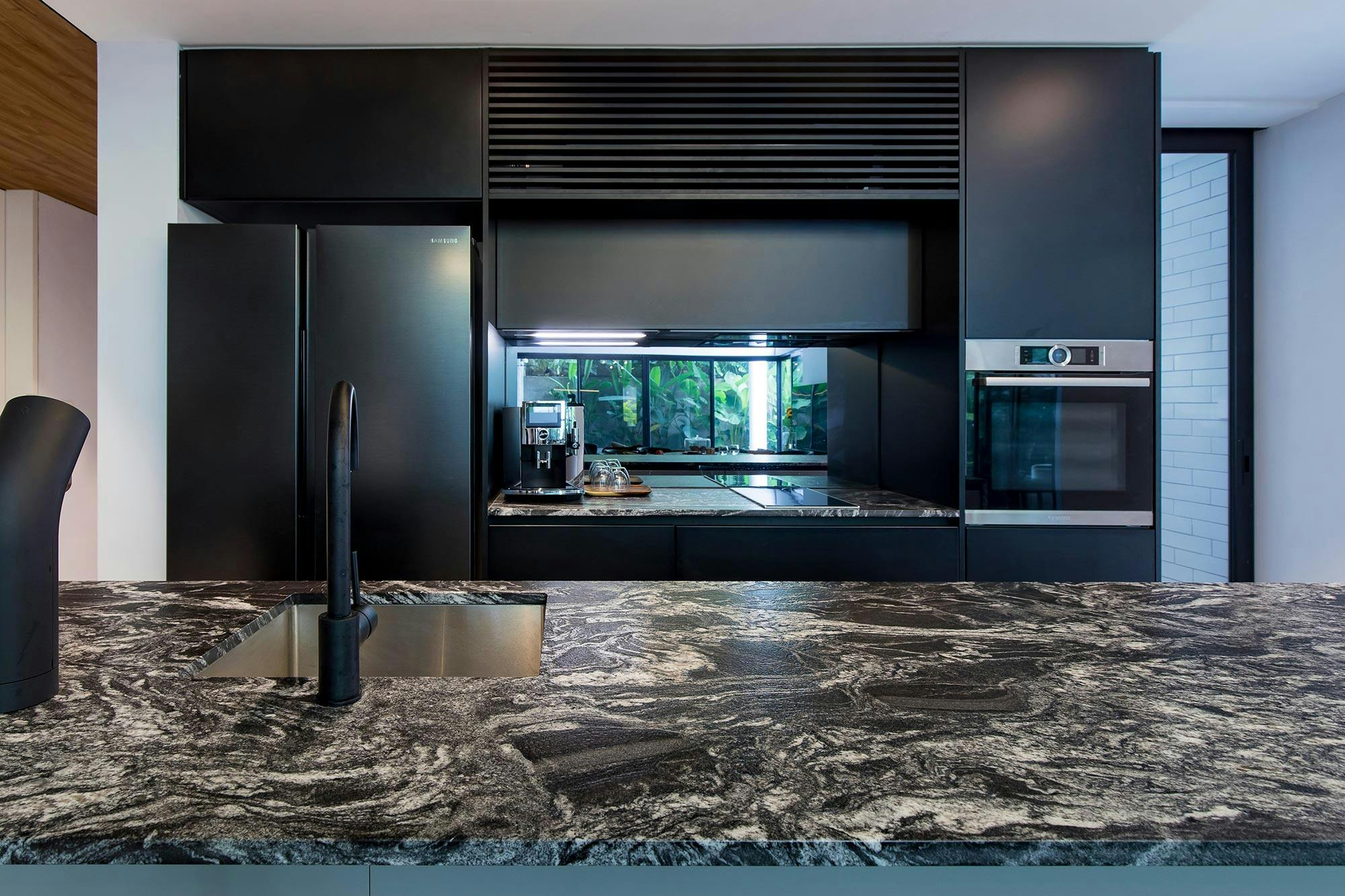 Numéro d'image 42 de la section actuelle de Dekton, the material of choice for easy-to-clean, UV and humidity resistant surfaces in a modern villa de Cosentino France