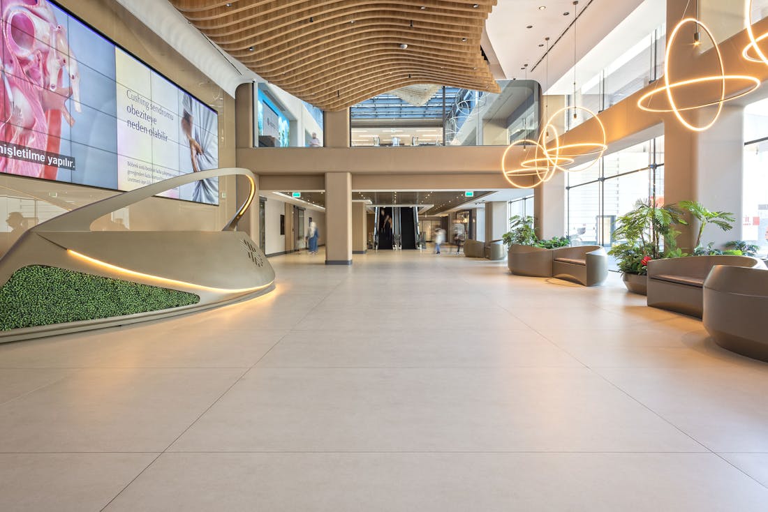 Dekton welcomes visitors in luxury at the entrance of one of Istanbul’s busiest hospitals.