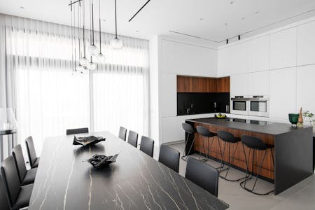 An urban and sophisticated loft with elegant surfaces in white, black and wood