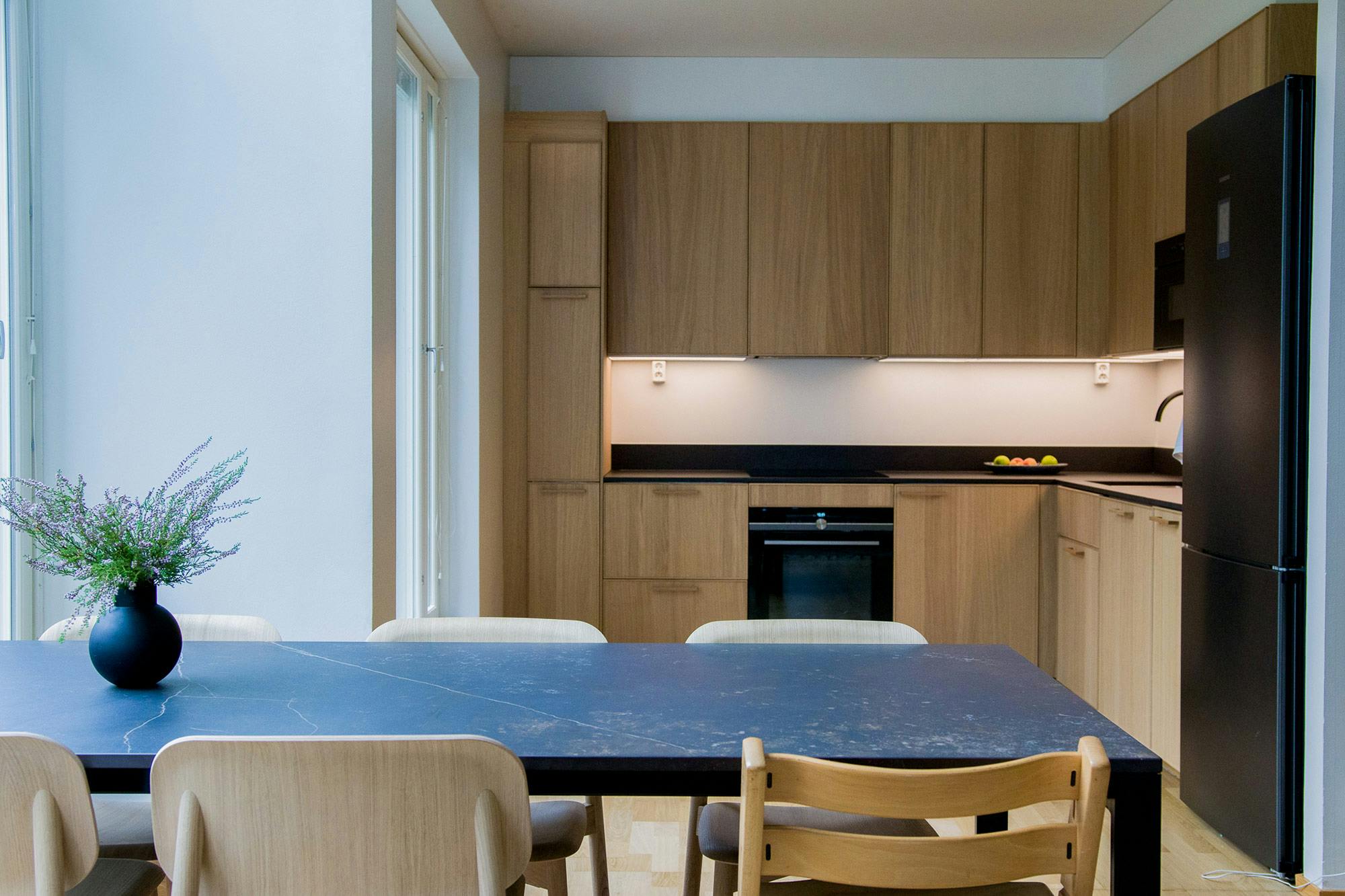Numéro d'image 32 de la section actuelle de A durable kitchen and dining area for an arty family with children de Cosentino France