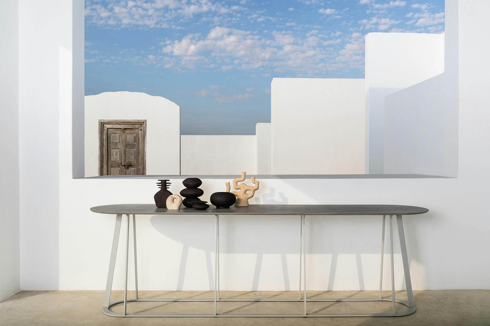 Numéro d'image 32 de la section actuelle de Dekton tops Cape Town furniture designer’s premium outdoor table collection de Cosentino France