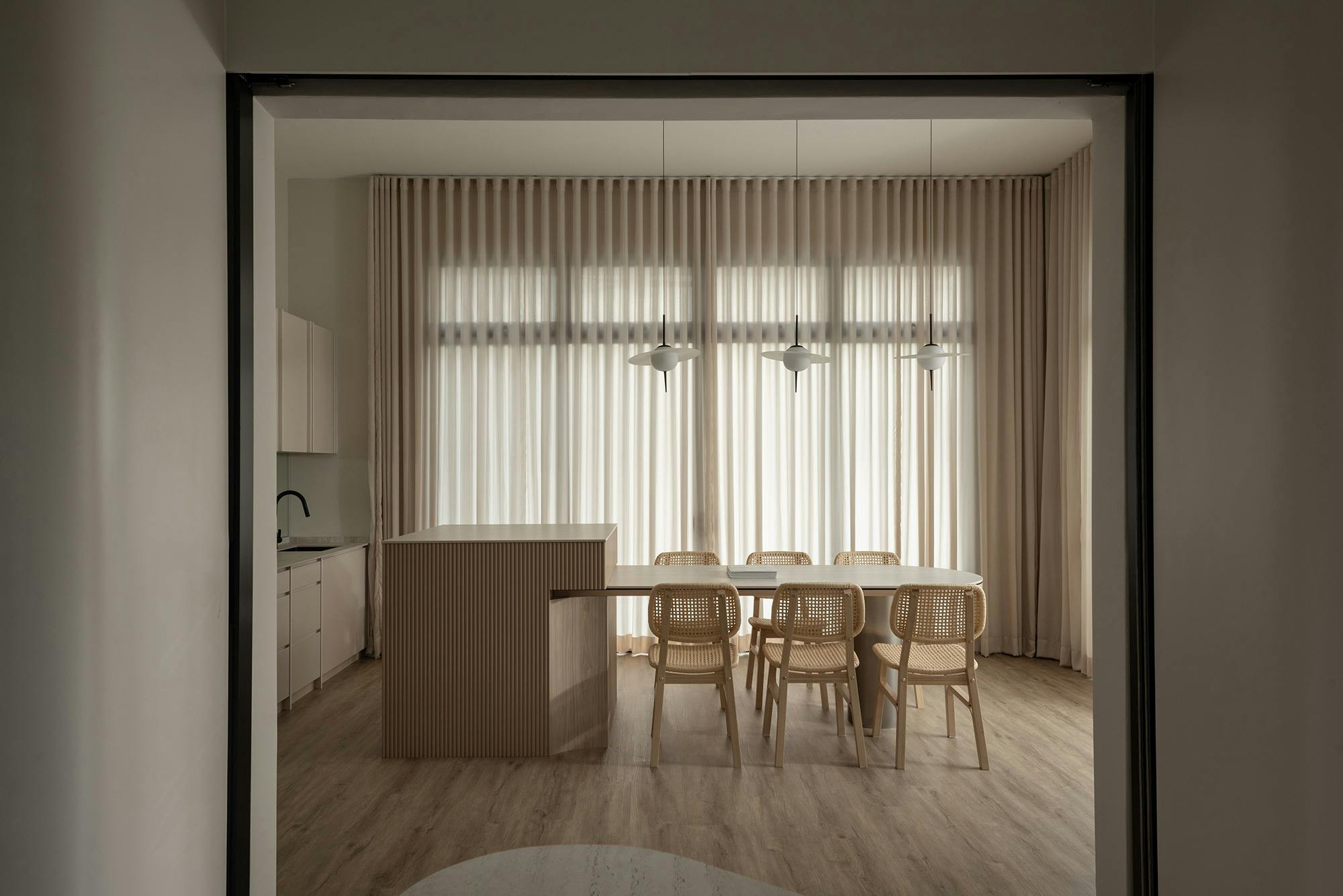 Numéro d'image 46 de la section actuelle de Renowned interior designer Adriana Nicolau launches a collection of original tables in Dekton de Cosentino France