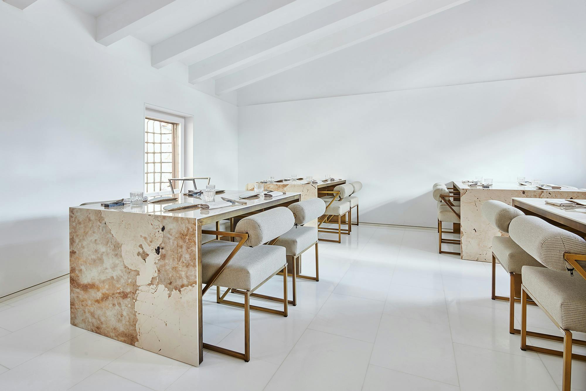 Numéro d'image 34 de la section actuelle de Two restaurants with a shared kitchen achieve visual continuity thanks to Dekton de Cosentino France