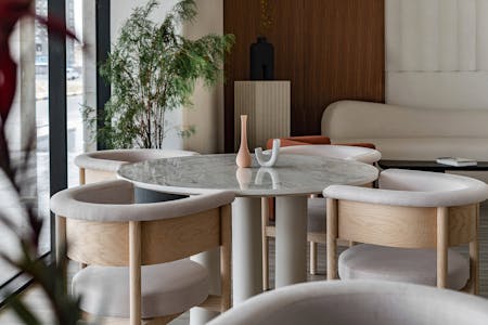 Numéro d'image 40 de la section actuelle de Tables with Dekton Bergen for coffee lovers in a cozy Emirati space de Cosentino France