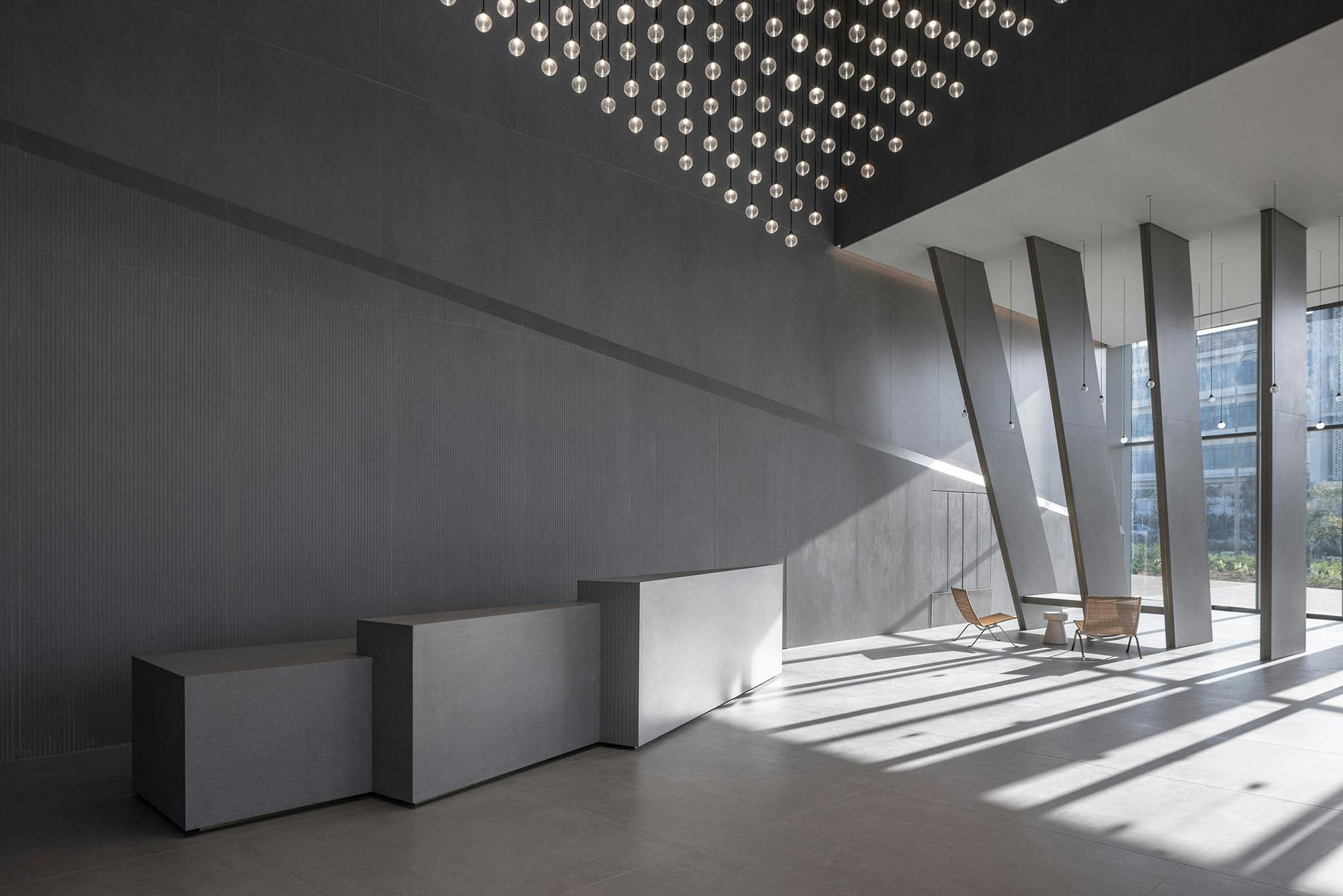 Numéro d'image 32 de la section actuelle de A sculptural, modern and minimalist office clad entirely in Dekton slabs de Cosentino France