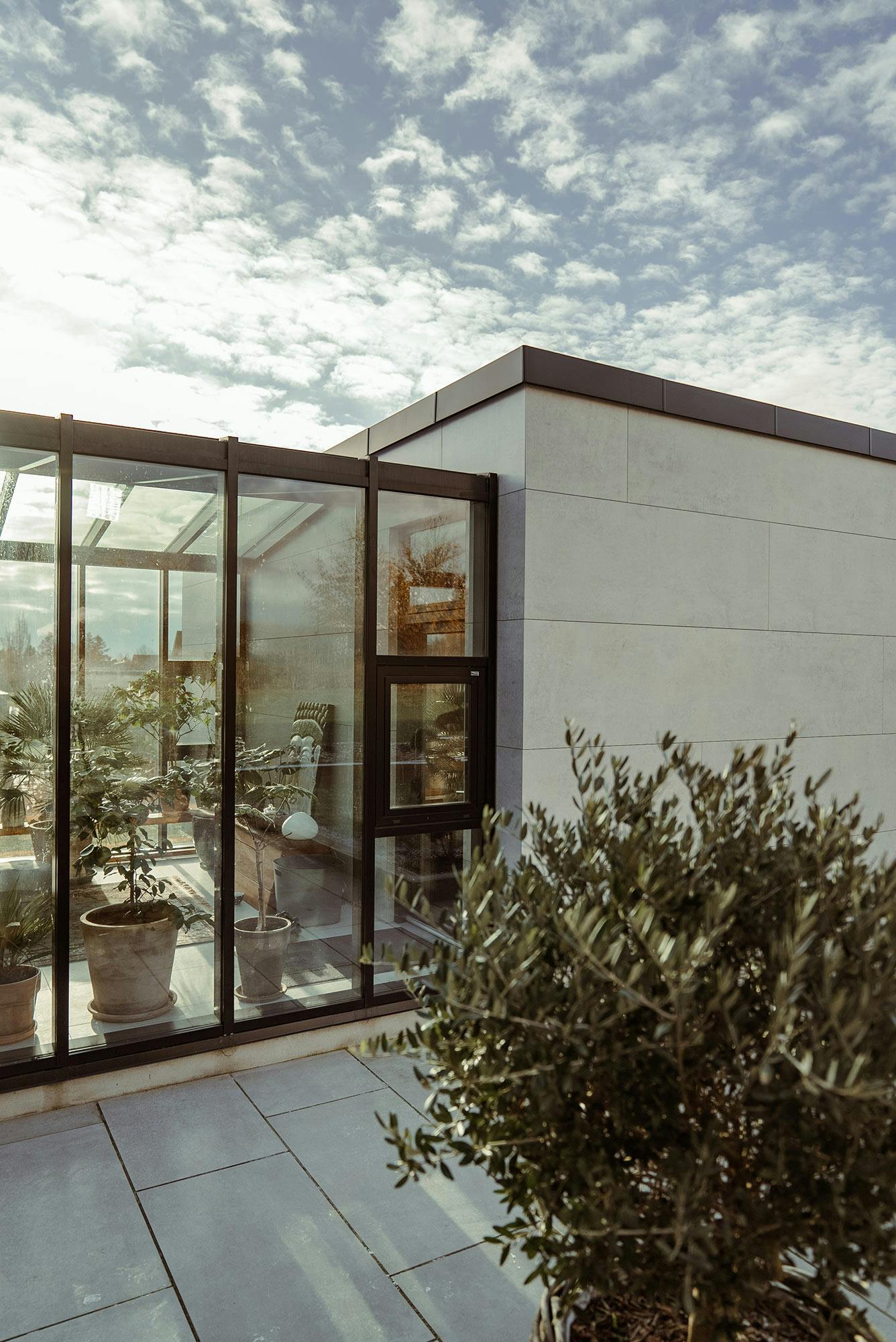 Numéro d'image 44 de la section actuelle de A sustainable, avant-garde façade for a house with a contemporary design in Portugal de Cosentino France