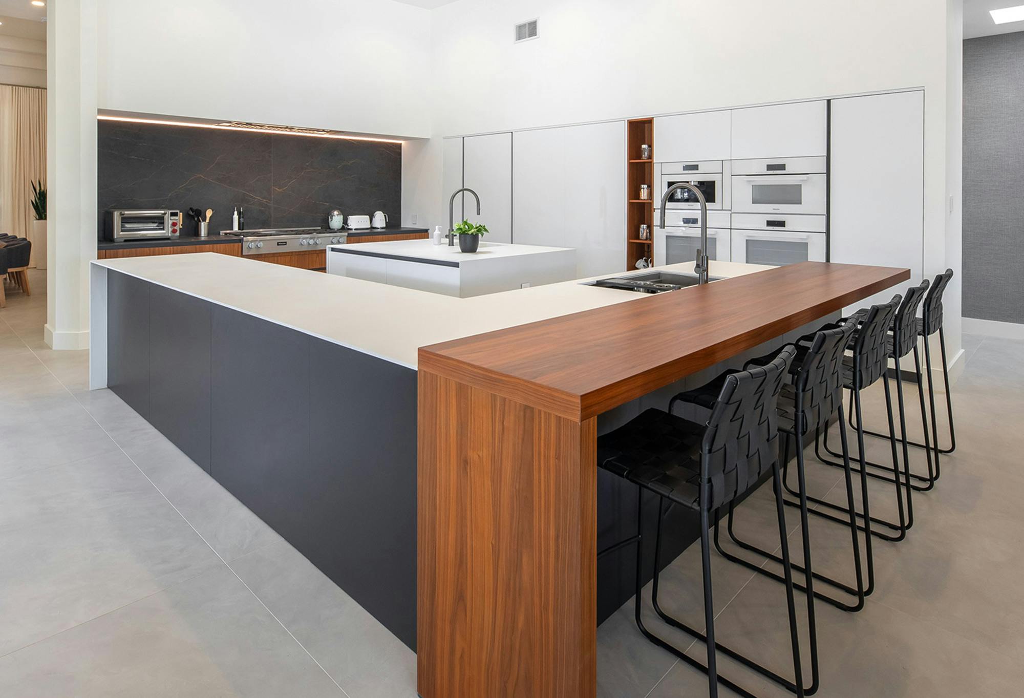 Numéro d'image 40 de la section actuelle de Dekton Sirius adds a welcoming touch to the kitchens of a residential development in Dubai de Cosentino France