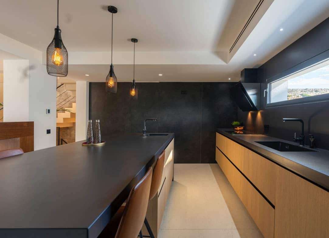 cocinas_02_02 Image 34 of cocinas 02 02.jpg?auto=format%2Ccompress&ixlib=php 3.3 in שולחן מטבח וחיפוי קיר באותו החומר - Cosentino