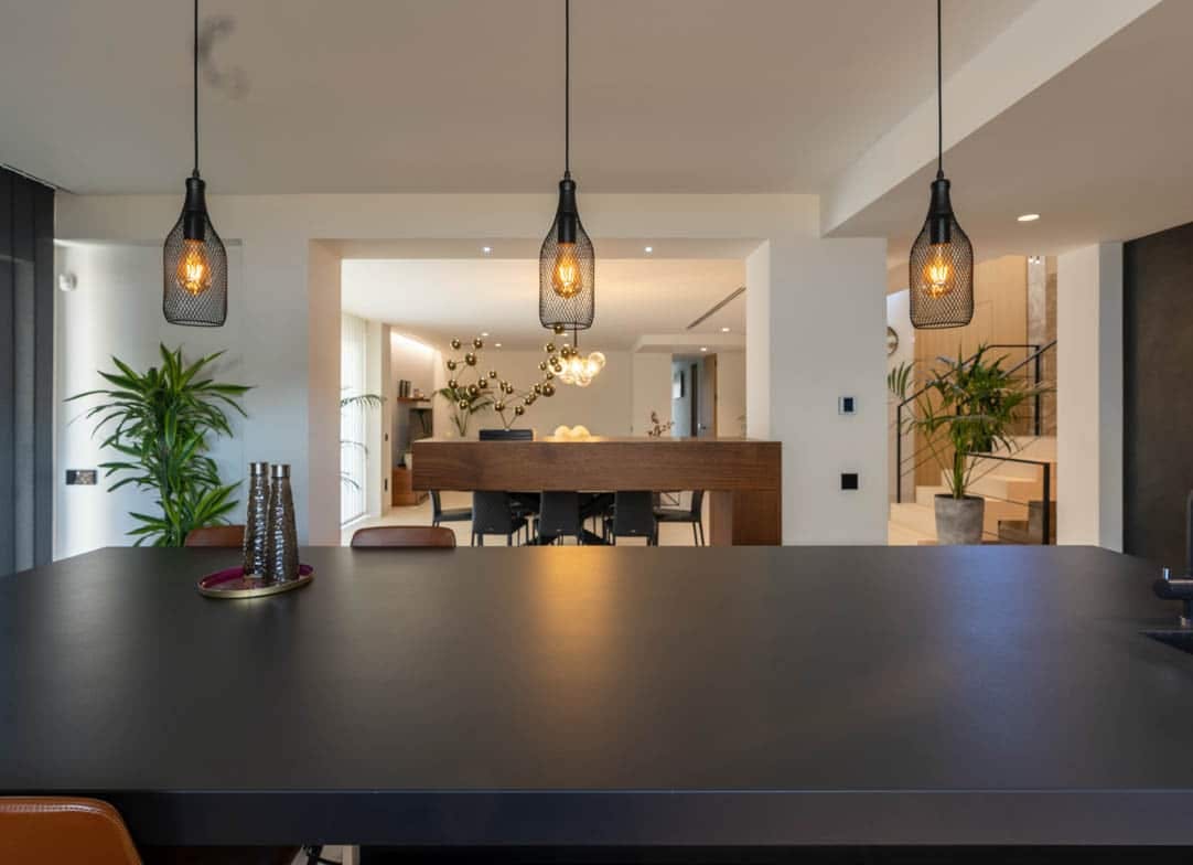 cocinas_02_03 Image 35 of cocinas 02 03.jpg?auto=format%2Ccompress&ixlib=php 3.3 in שולחן מטבח וחיפוי קיר באותו החומר - Cosentino