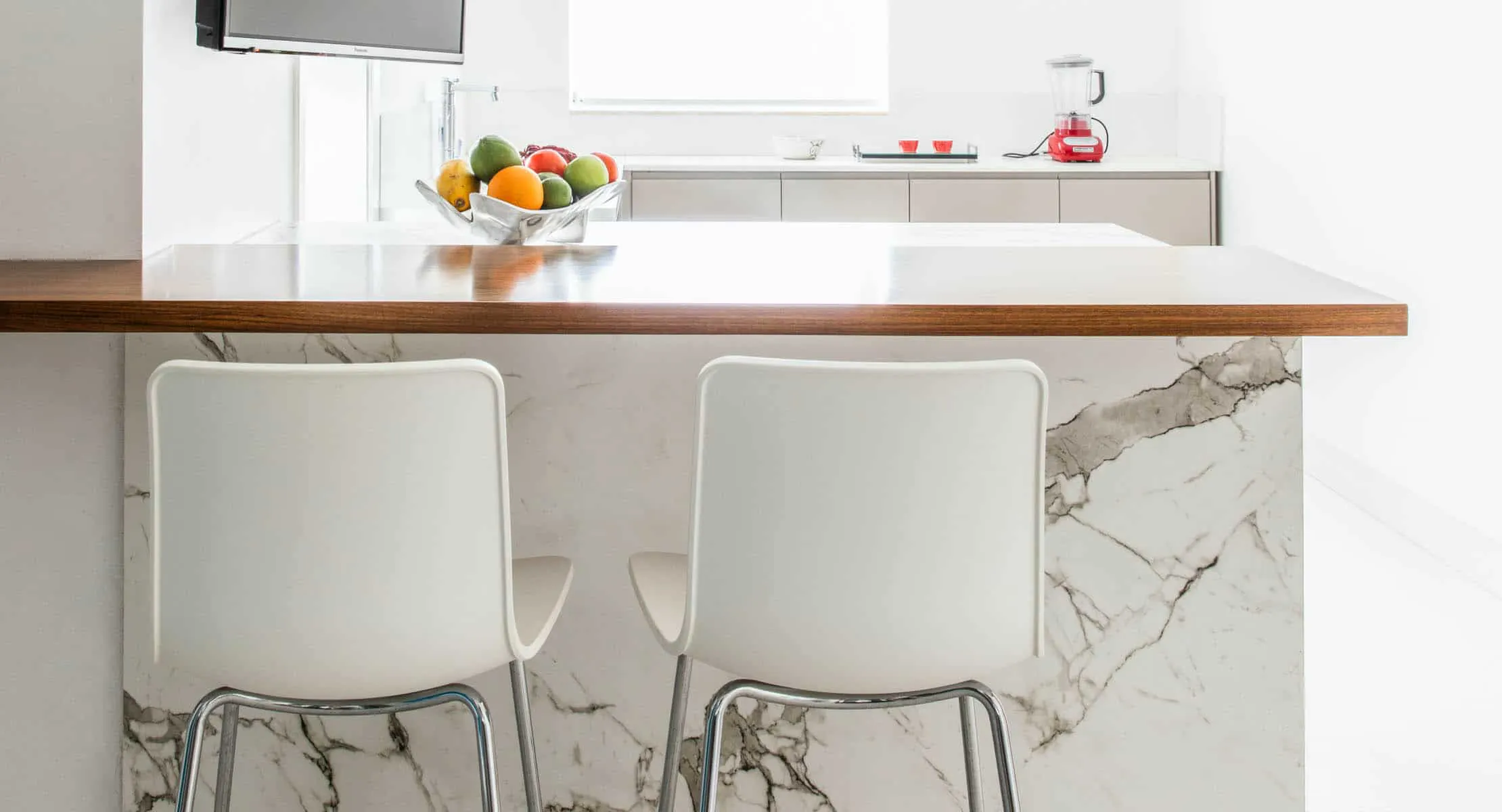 cocinas_10_01 Image 33 of cocinas 10 01.jpg?auto=format%2Ccompress&ixlib=php 3.3 in סגנון עכשווי במטבח עם עורקים דומיננטיים במשטח - Cosentino