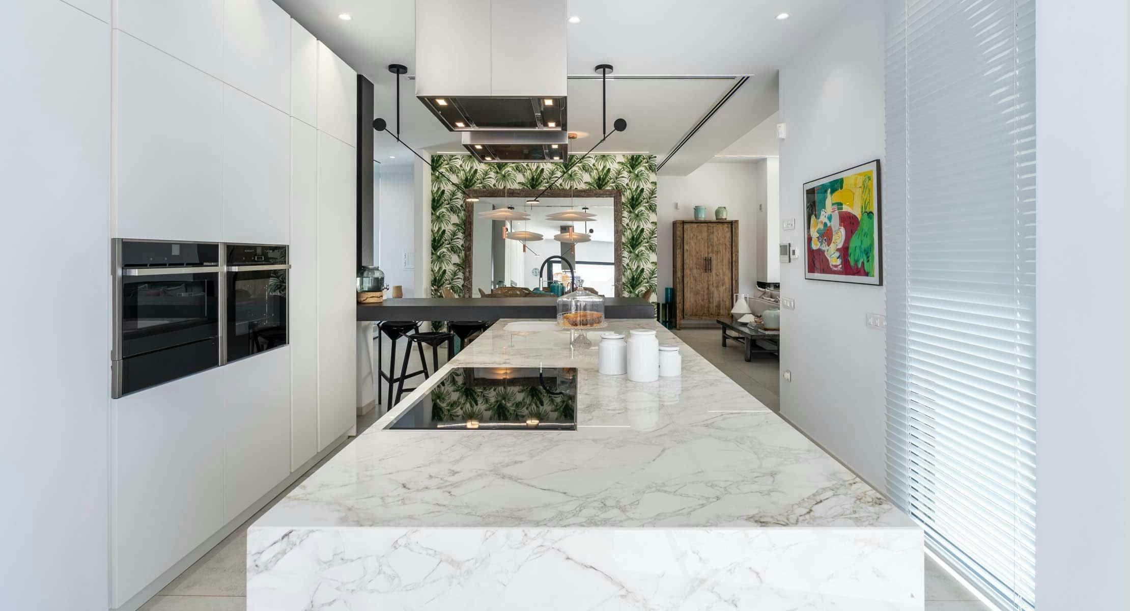 cocinas_12_01 Image 33 of cocinas 12 01.jpg?auto=format%2Ccompress&ixlib=php 3.3 in קווים קובייתיים ומשחק מפלסים - Cosentino