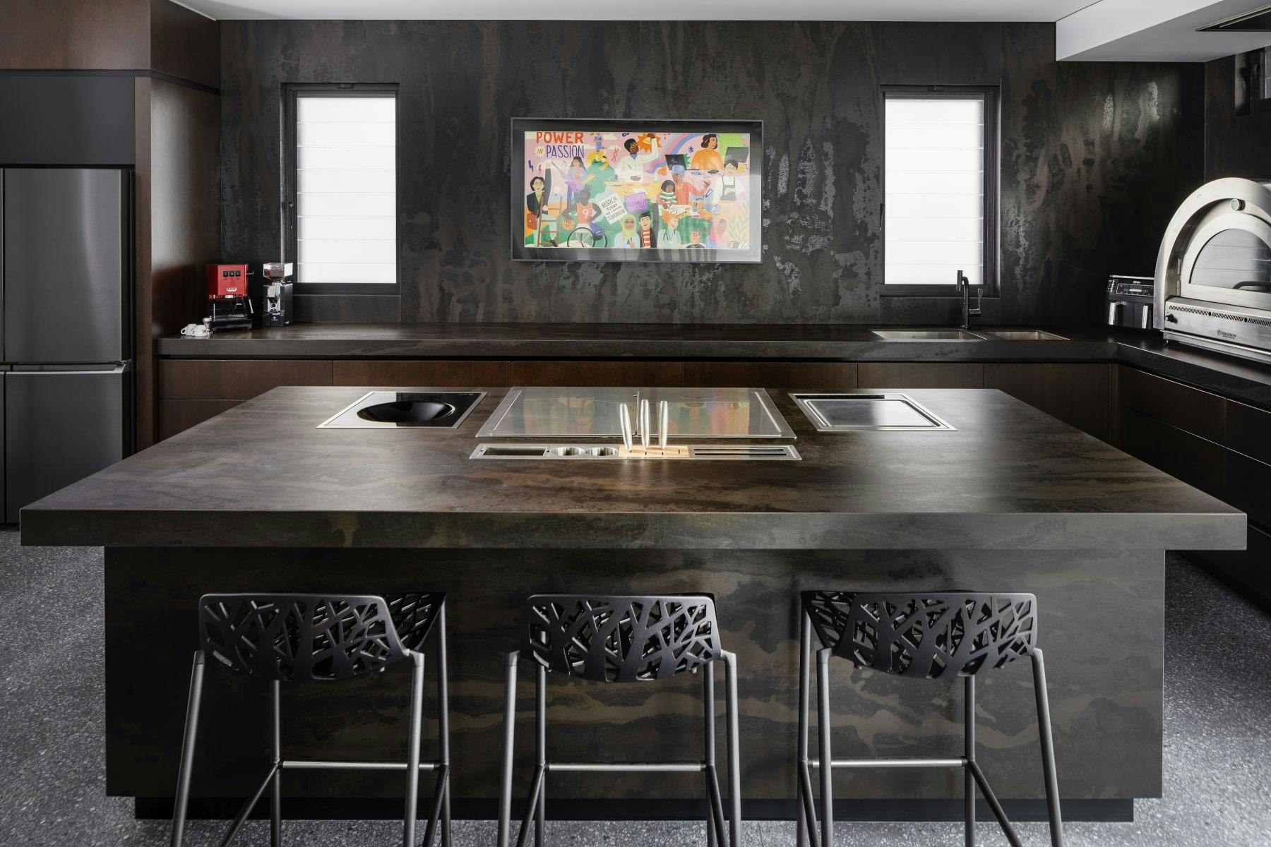 Numero immagine 55 della sezione corrente di Un unico materiale, per una varietà di utilizzi: questa casa moderna presenta DKTN Lunar per il camino, la cucina e il bagno di Cosentino Italia