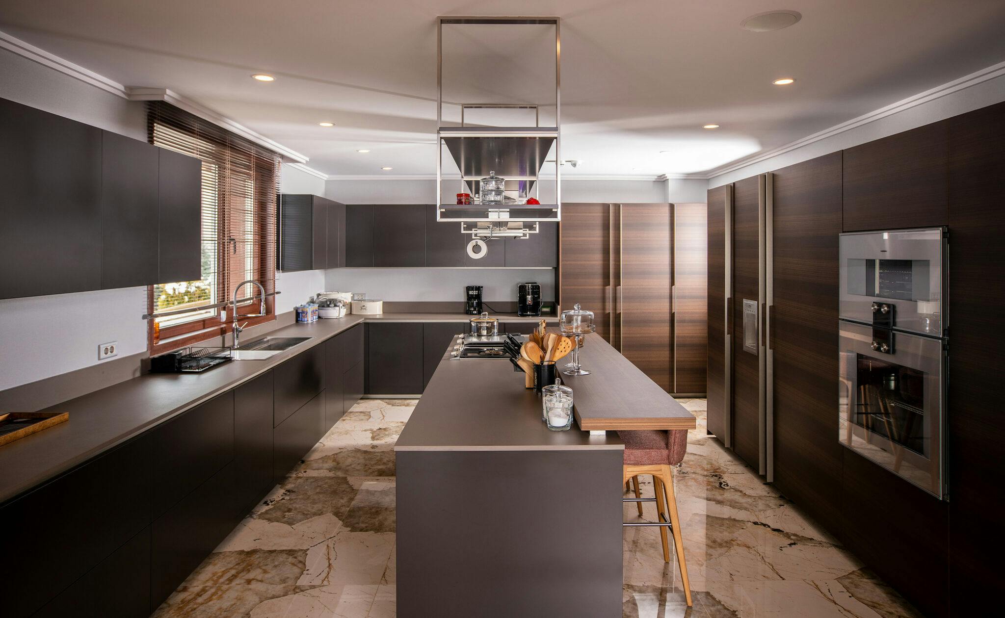 Numero immagine 38 della sezione corrente di DKTN brightens up a small kitchen and creates a sense of continuity in the design of this Singapore home di Cosentino Italia