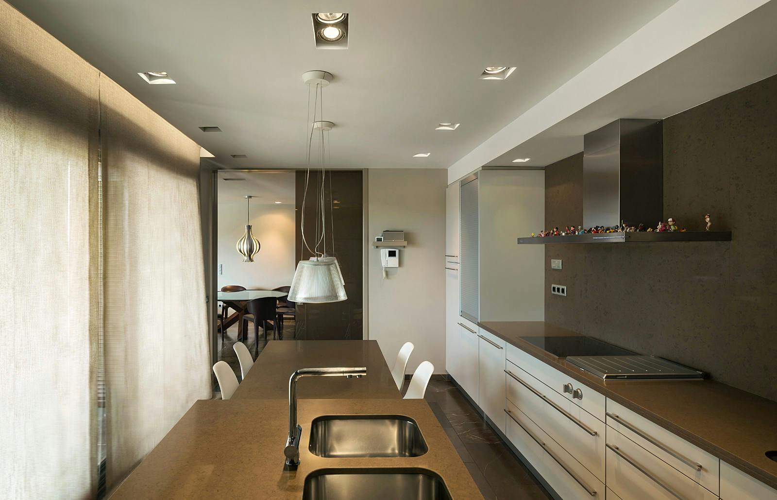Numero immagine 58 della sezione corrente di Un unico materiale, per una varietà di utilizzi: questa casa moderna presenta DKTN Lunar per il camino, la cucina e il bagno di Cosentino Italia
