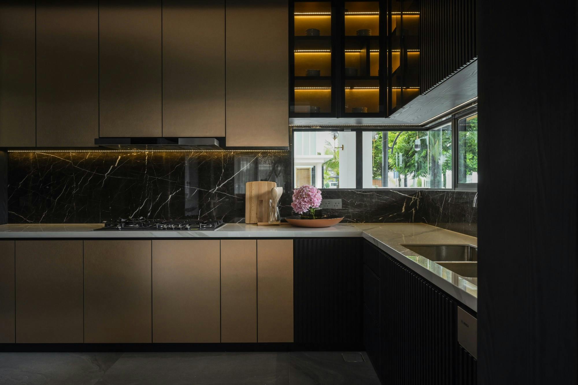 Numero immagine 59 della sezione corrente di Un unico materiale, per una varietà di utilizzi: questa casa moderna presenta DKTN Lunar per il camino, la cucina e il bagno di Cosentino Italia