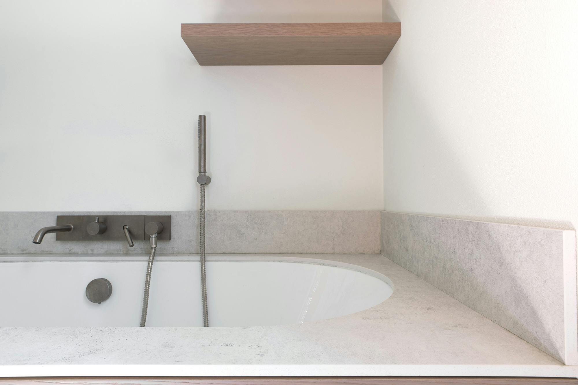 Numero immagine 45 della sezione corrente di Un unico materiale, per una varietà di utilizzi: questa casa moderna presenta DKTN Lunar per il camino, la cucina e il bagno di Cosentino Italia