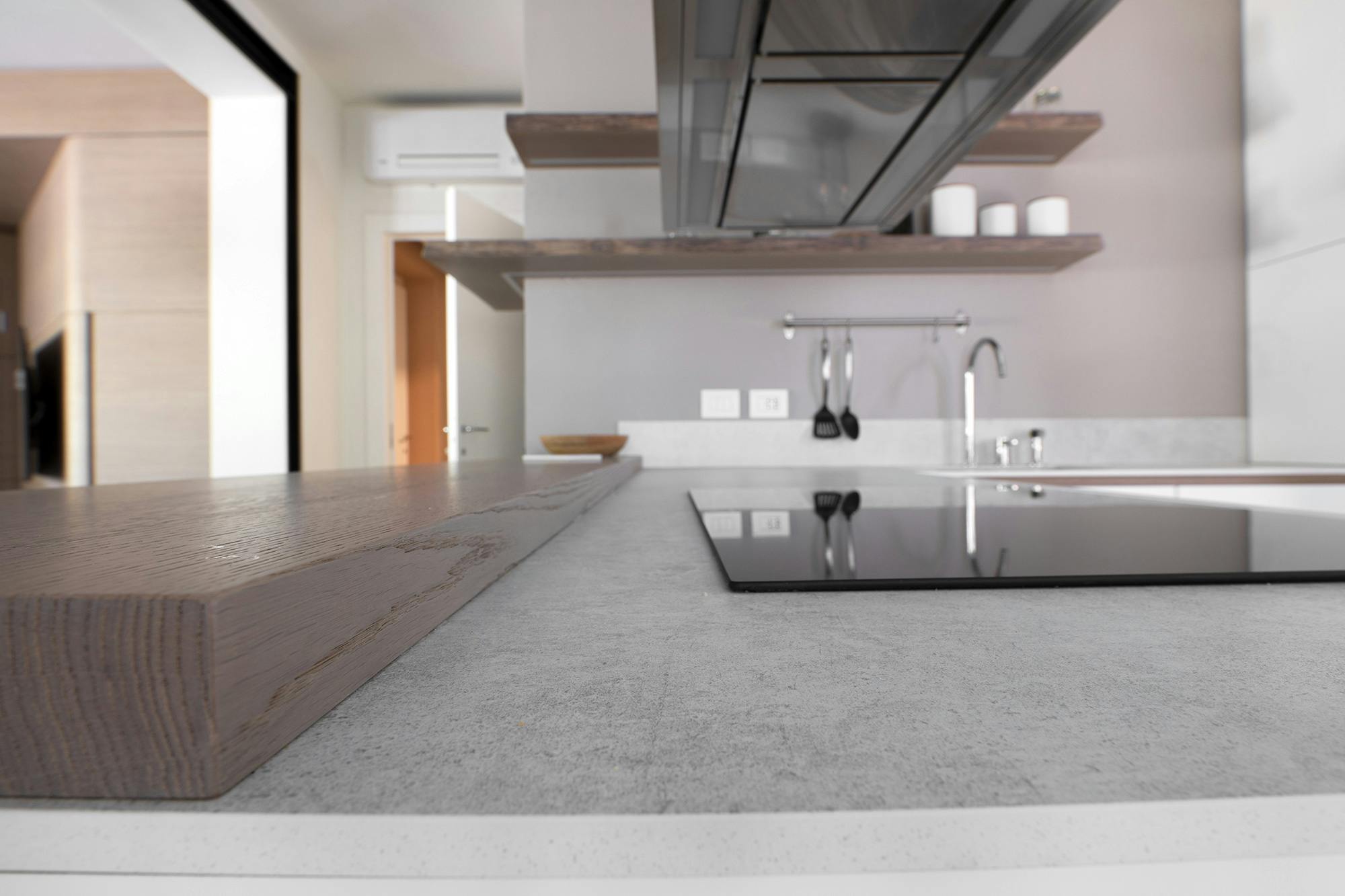 Numero immagine 42 della sezione corrente di Un unico materiale, per una varietà di utilizzi: questa casa moderna presenta DKTN Lunar per il camino, la cucina e il bagno di Cosentino Italia