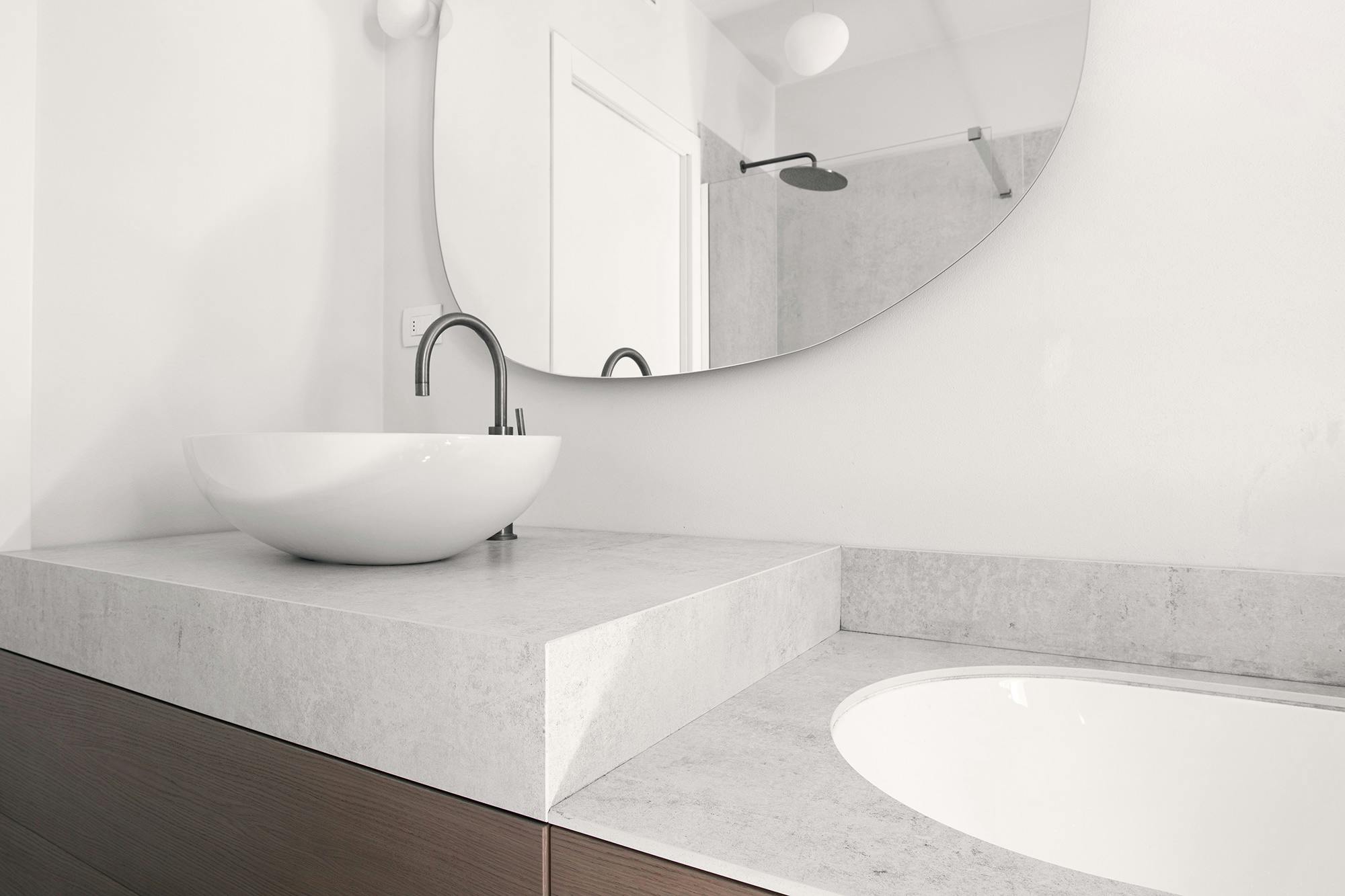 Numero immagine 47 della sezione corrente di Un unico materiale, per una varietà di utilizzi: questa casa moderna presenta DKTN Lunar per il camino, la cucina e il bagno di Cosentino Italia