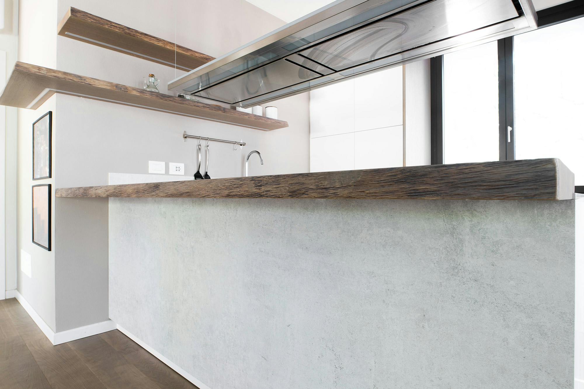 Numero immagine 34 della sezione corrente di Un unico materiale, per una varietà di utilizzi: questa casa moderna presenta DKTN Lunar per il camino, la cucina e il bagno di Cosentino Italia
