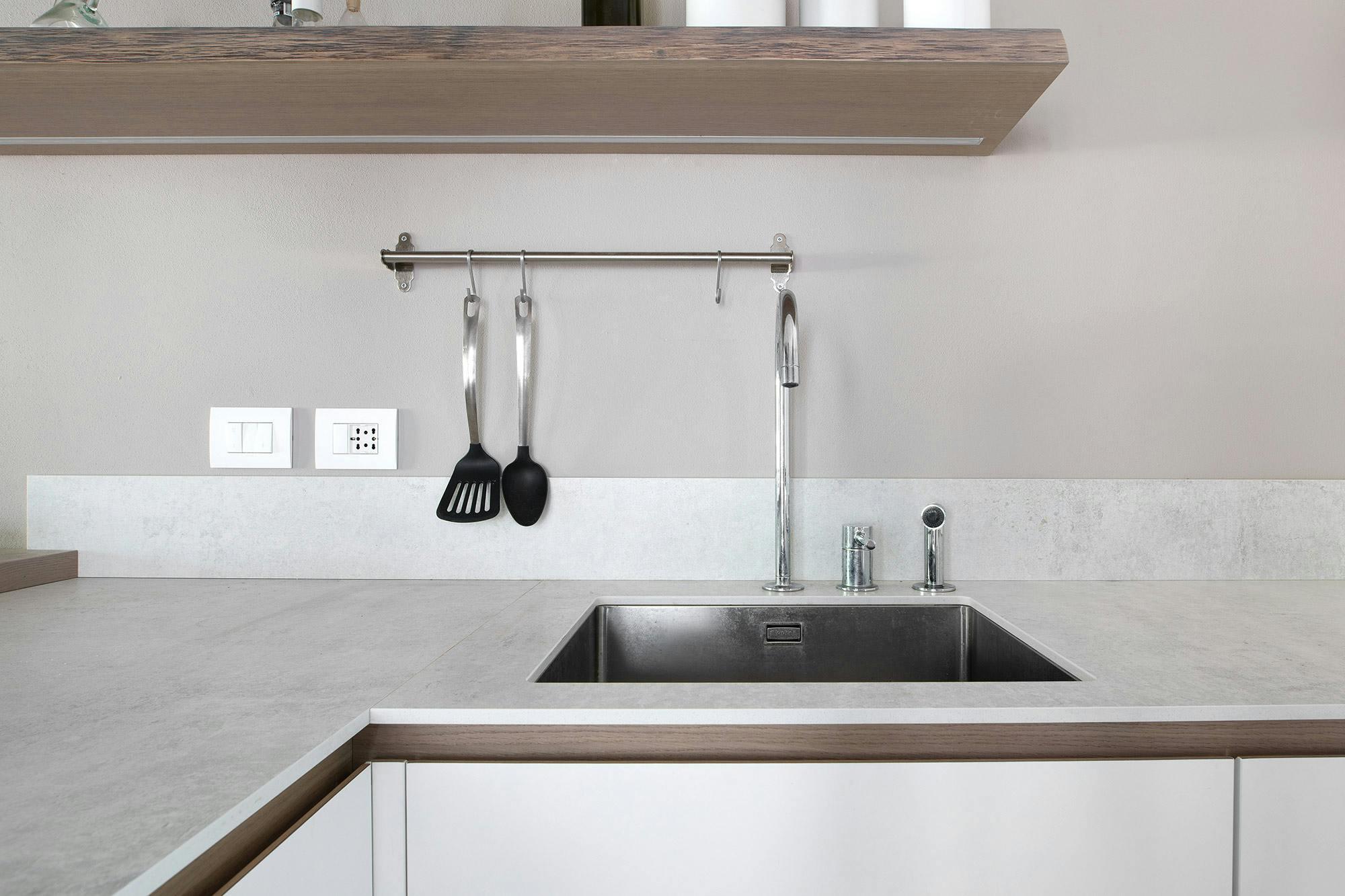 Numero immagine 39 della sezione corrente di Un unico materiale, per una varietà di utilizzi: questa casa moderna presenta DKTN Lunar per il camino, la cucina e il bagno di Cosentino Italia