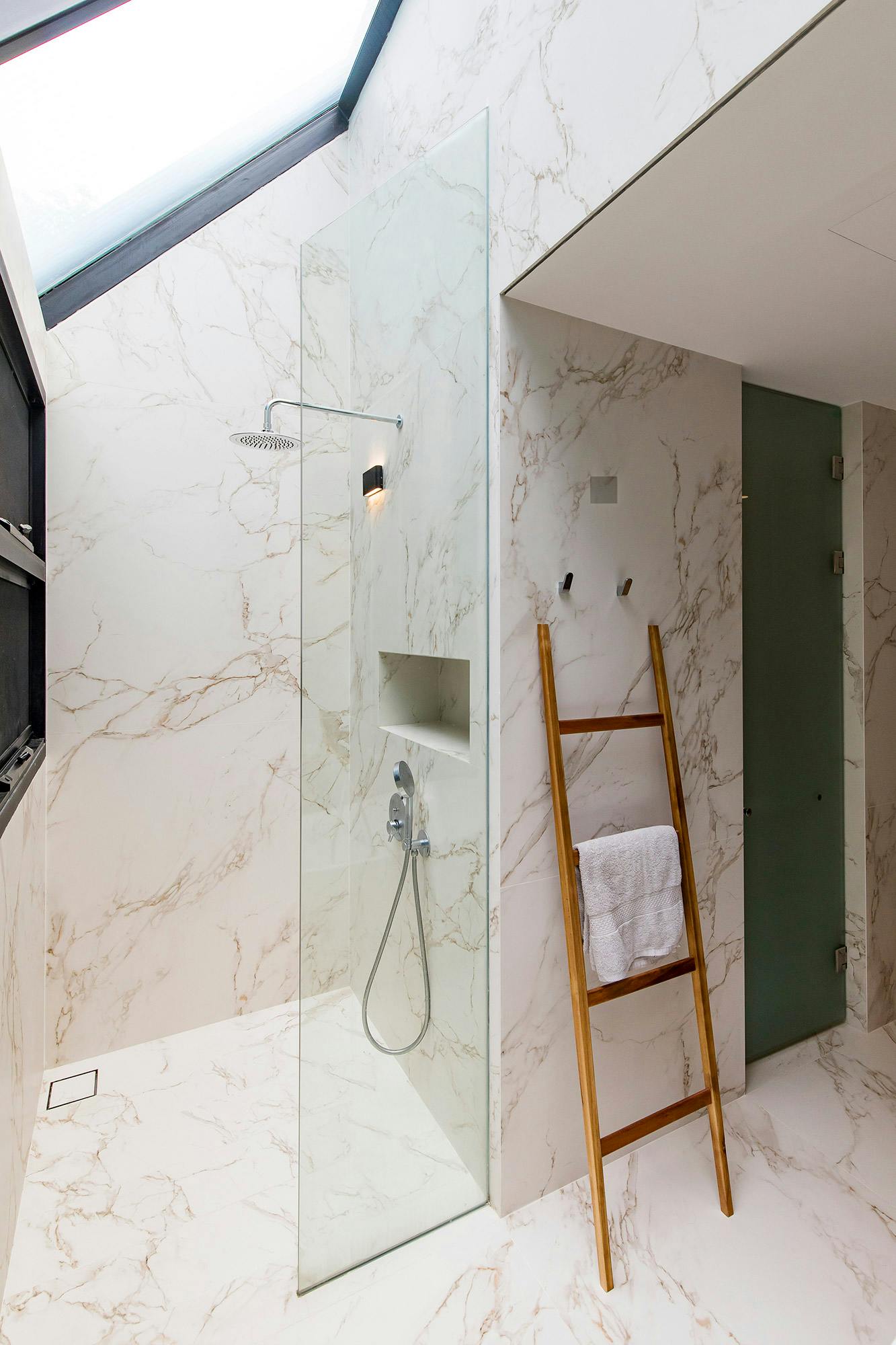 Numero immagine 53 della sezione corrente di DKTN, the material of choice for easy-to-clean, UV and humidity resistant surfaces in a modern villa di Cosentino Italia
