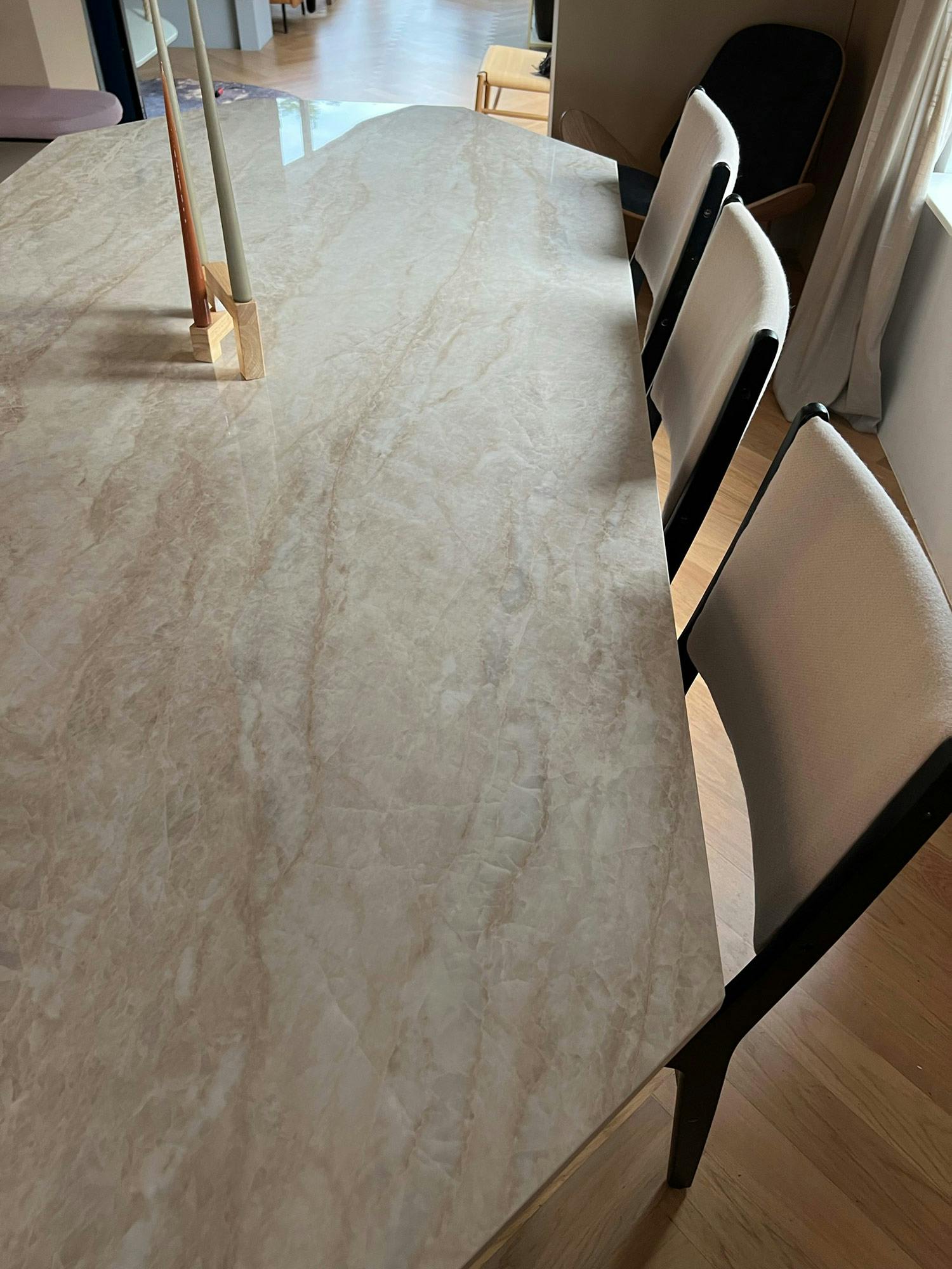 Numero immagine 35 della sezione corrente di An ordinary second-hand table becomes an eye-catching and elegant piece of furniture thanks to DKTN di Cosentino Italia