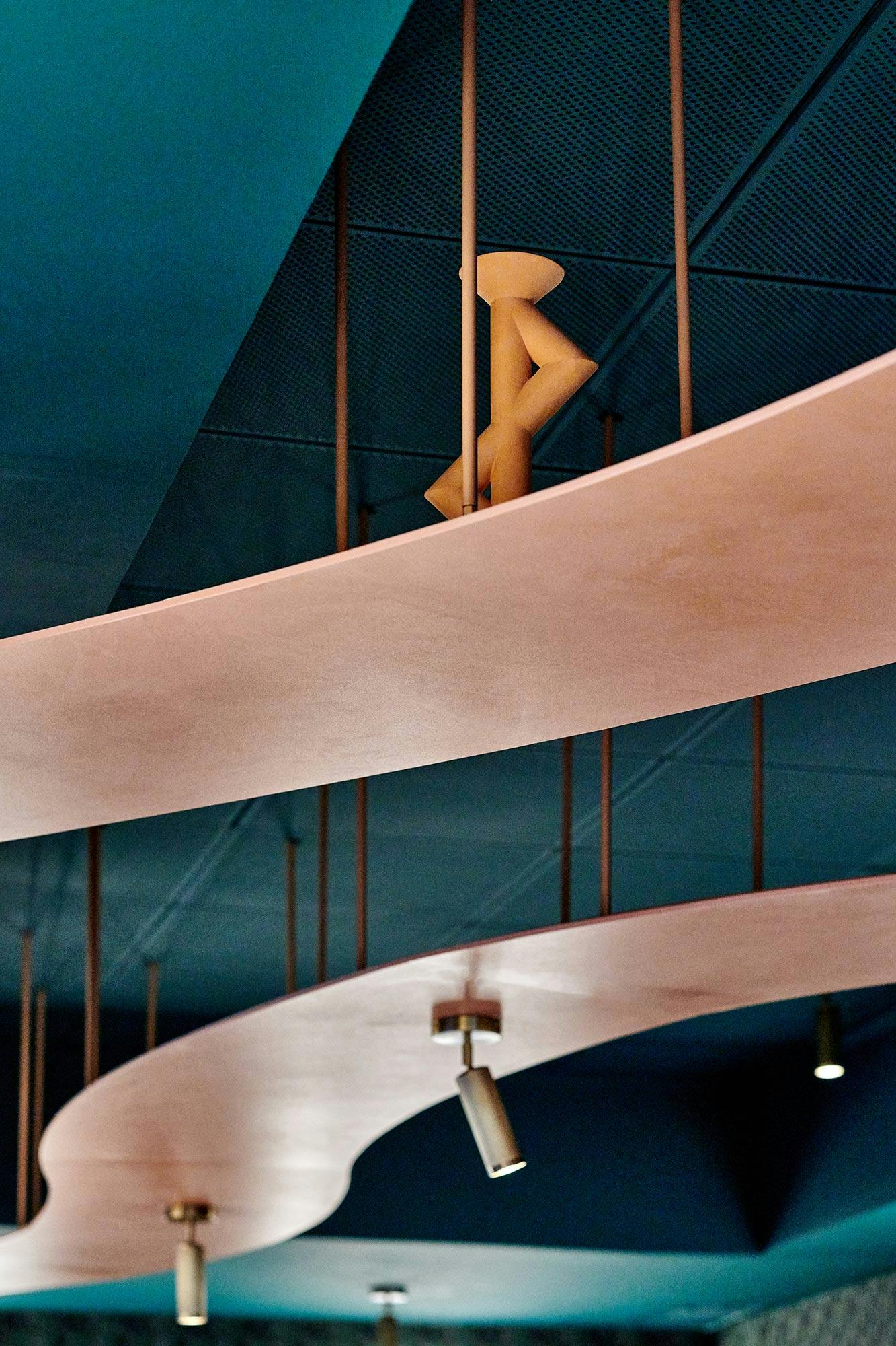 Numero immagine 49 della sezione corrente di DKTN gives character to the bar and the organically shaped ceiling of this unique restaurant in Valencia di Cosentino Italia