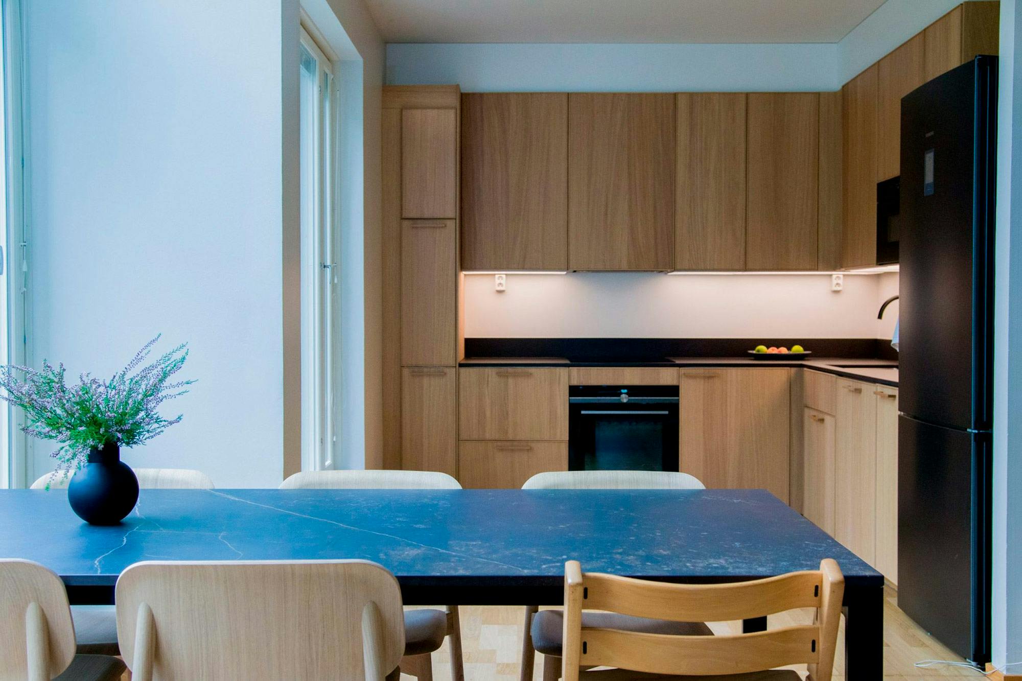 Numero immagine 38 della sezione corrente di Un’elegante fusione di cucina e sala da pranzo in un appartamento dal design italiano grazie a DKTN di Cosentino Italia