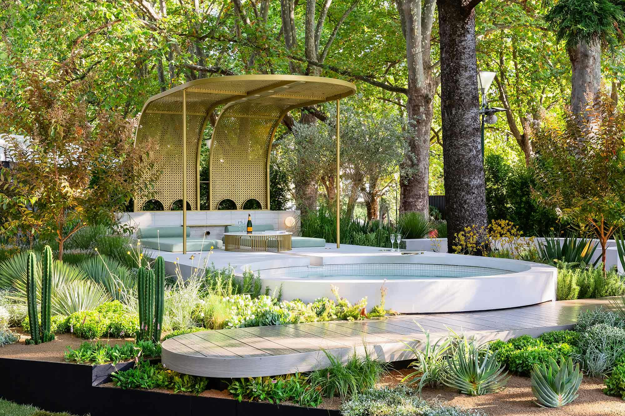 Numero immagine 32 della sezione corrente di A “sophisticated, glamorous and sexy” garden for drinking champagne made possible by DKTN di Cosentino Italia