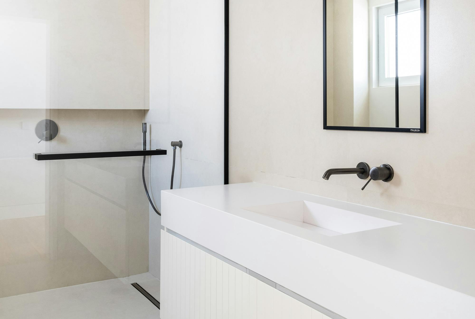Numero immagine 43 della sezione corrente di Two full-fledged bathrooms covered by DKTN at Ben Adams di Cosentino Italia