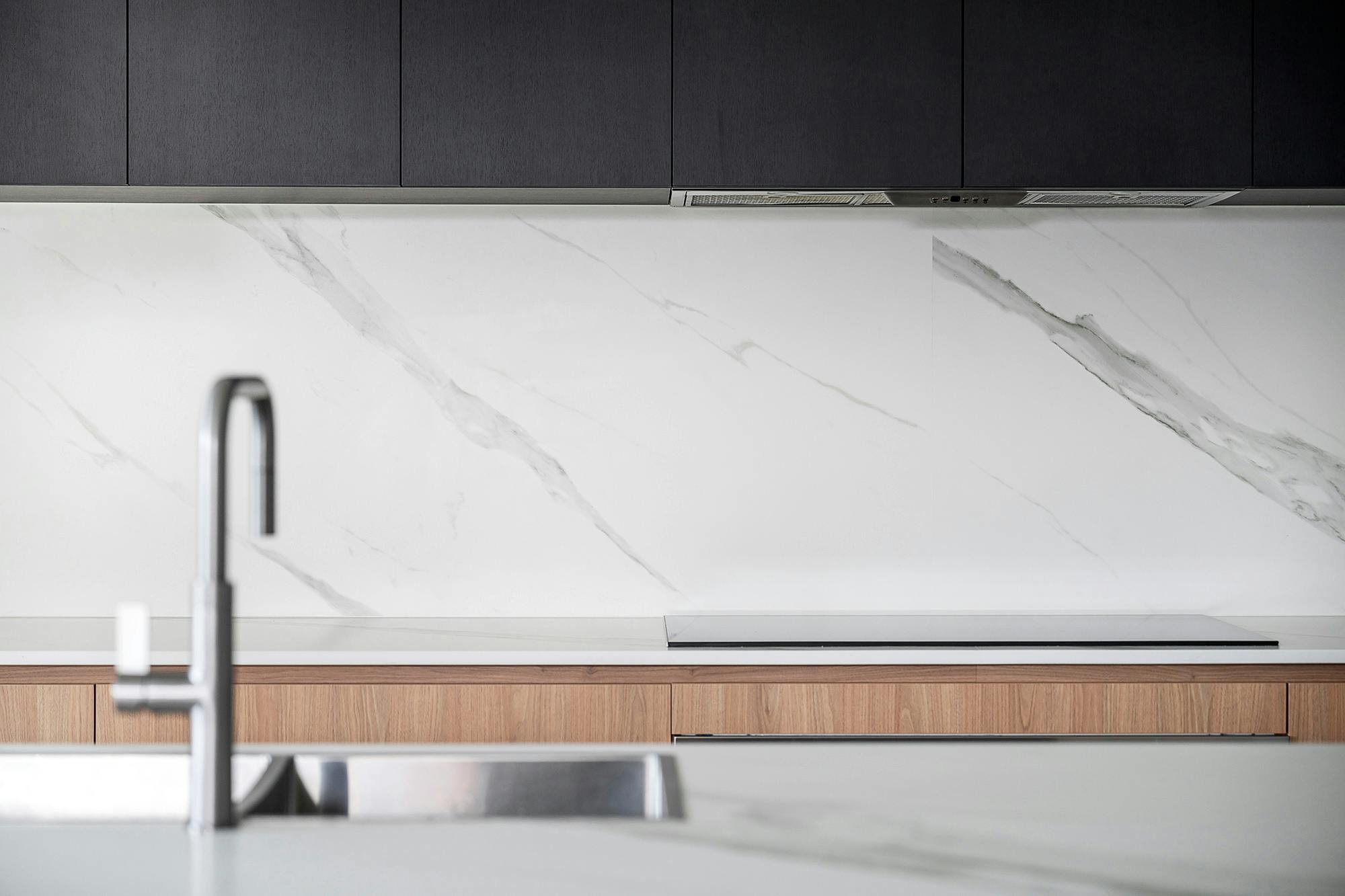 Numero immagine 43 della sezione corrente di The sophisticated and exclusive Scalea Equinox stone is a real eye-catcher in this opulent kitchen with dramatic tones di Cosentino Italia
