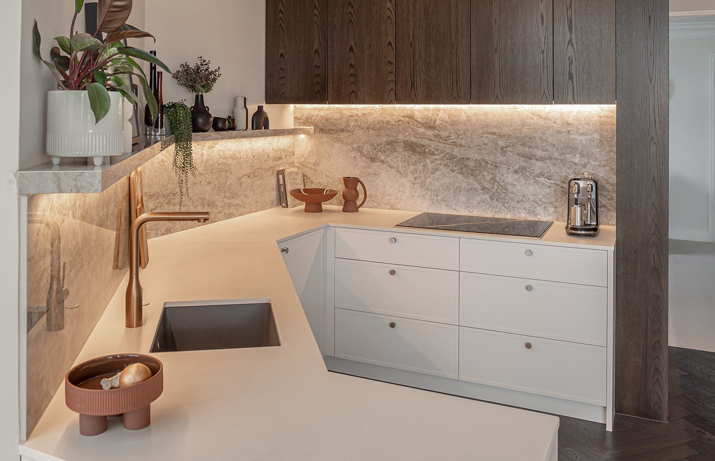 Numero immagine 33 della sezione corrente di All in beige: a personal kitchen that blends styles by House Loves di Cosentino Italia
