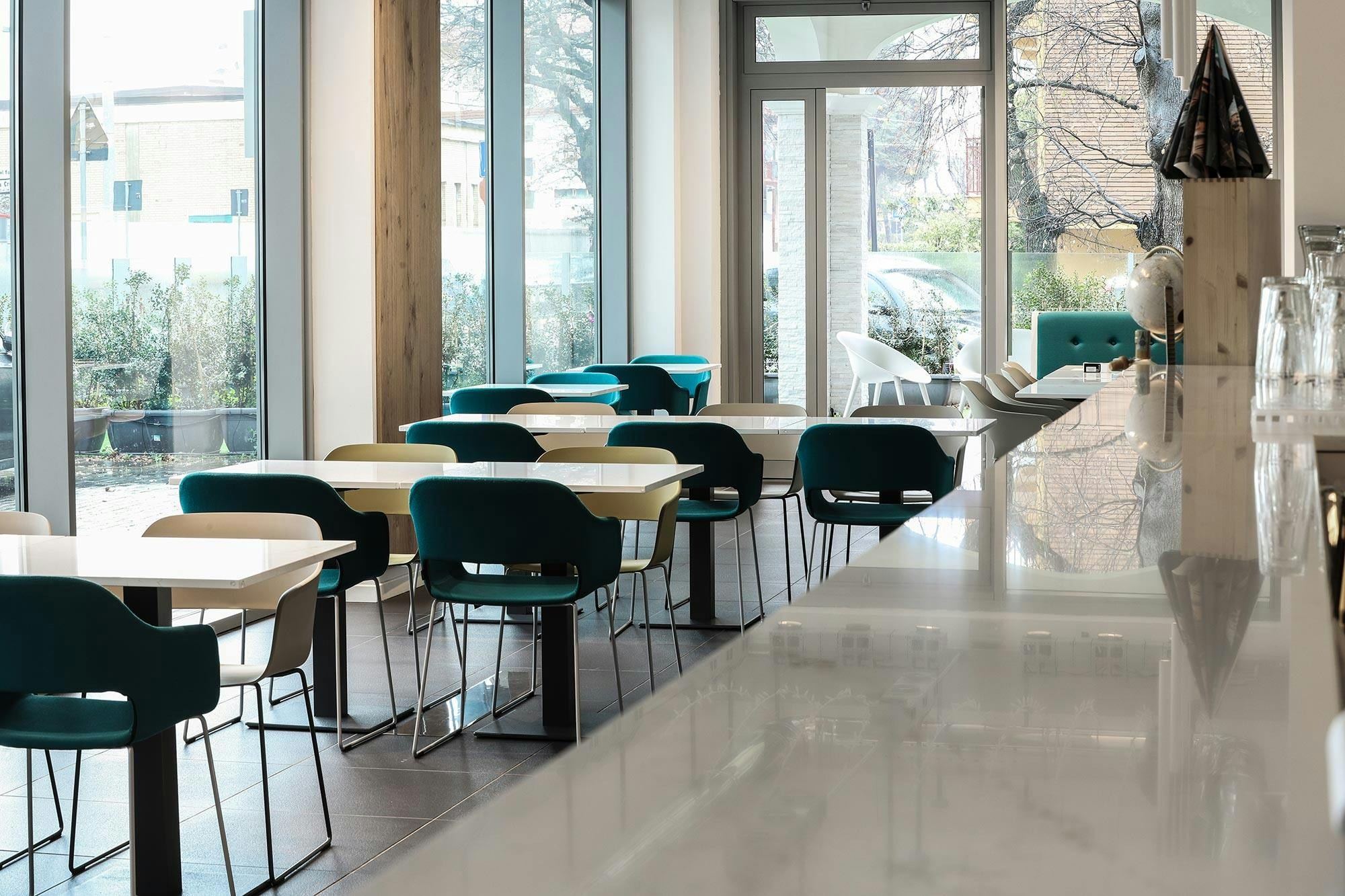 Numero immagine 46 della sezione corrente di Silestone balances the design of Water Oak Cafe & Bakery designed by Kim Lewis Designs di Cosentino Italia
