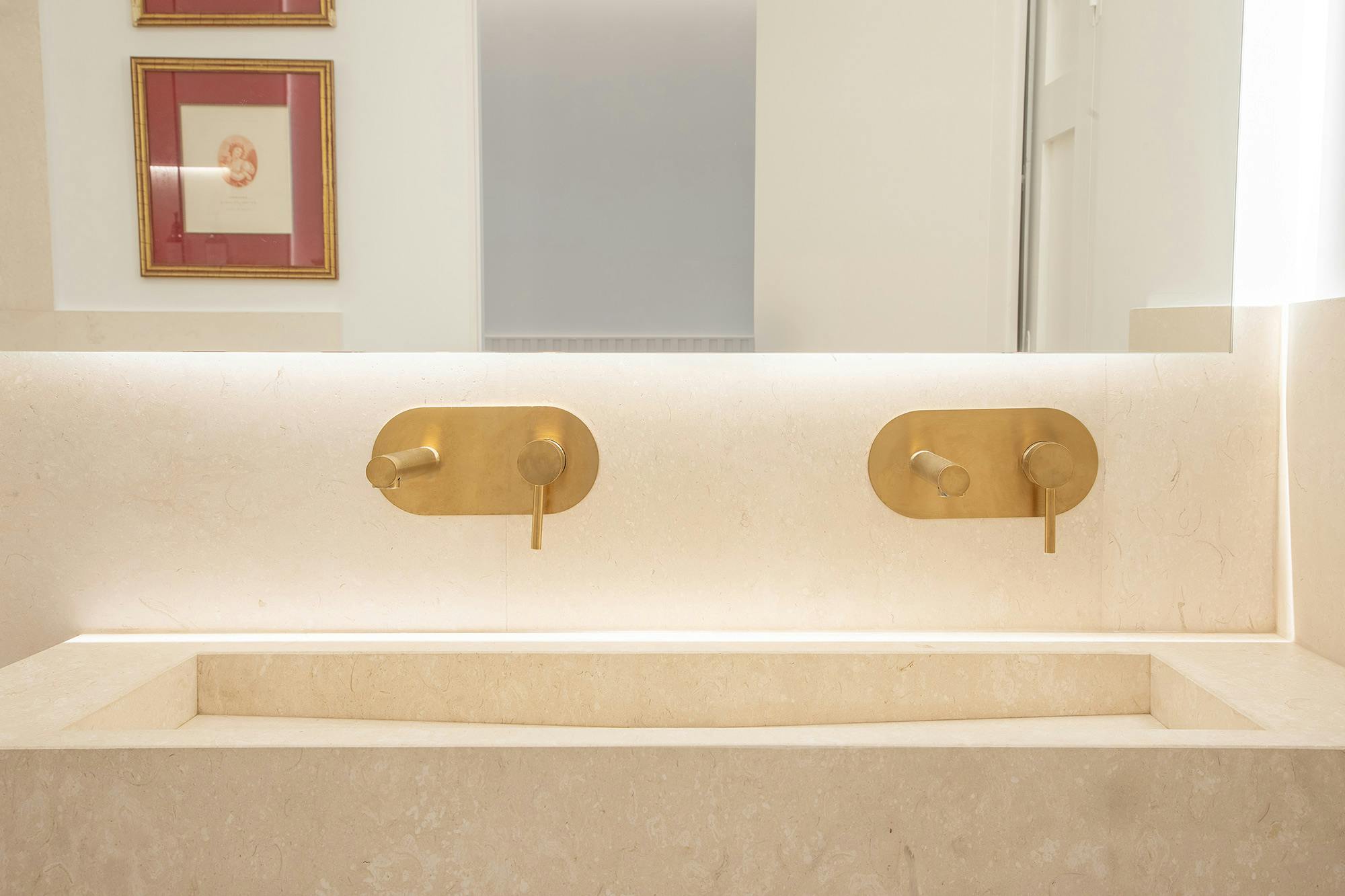 Numero immagine 35 della sezione corrente di Two full-fledged bathrooms covered by DKTN at Ben Adams di Cosentino Italia