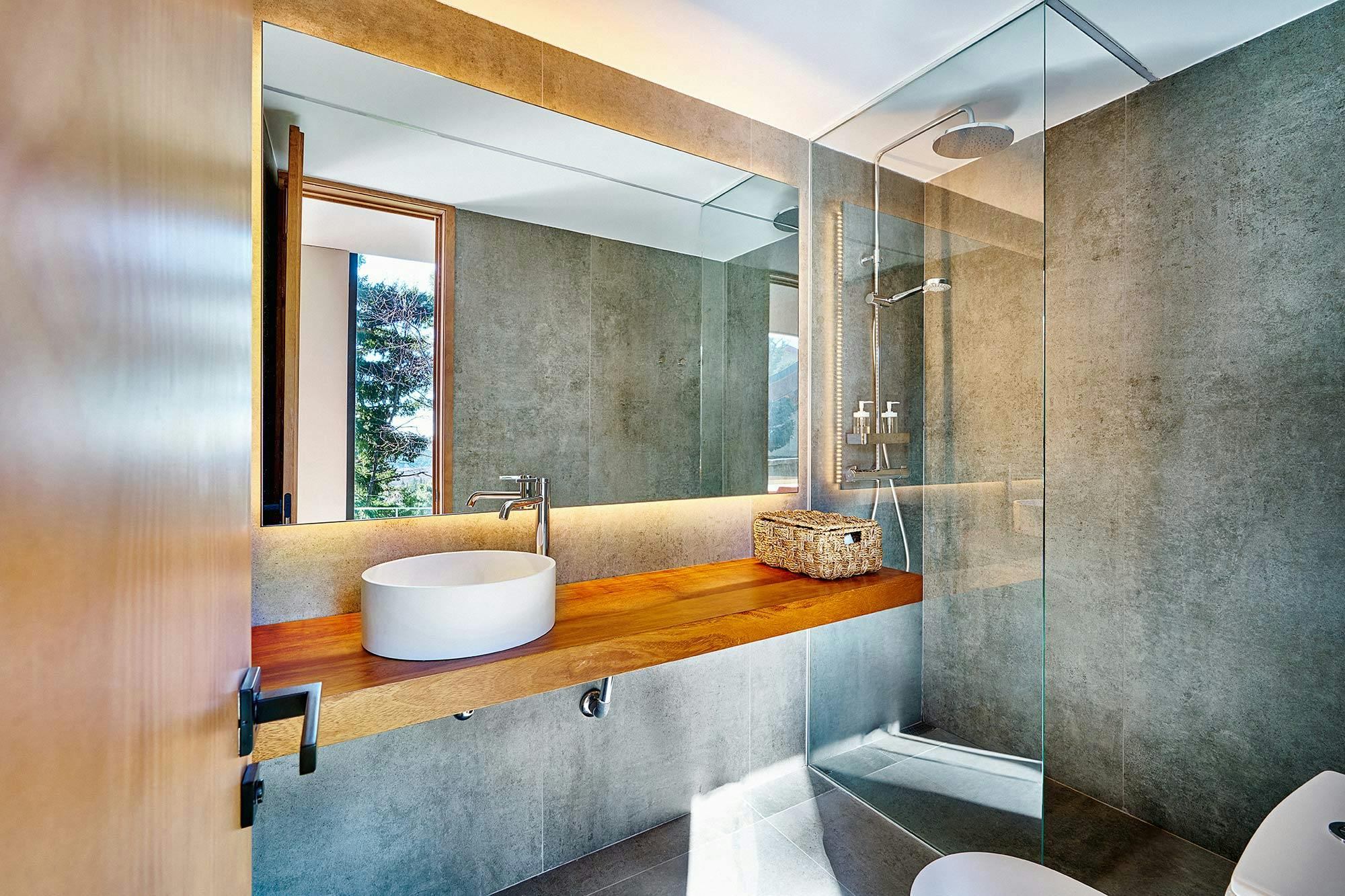 Numero immagine 44 della sezione corrente di Two full-fledged bathrooms covered by DKTN at Ben Adams di Cosentino Italia