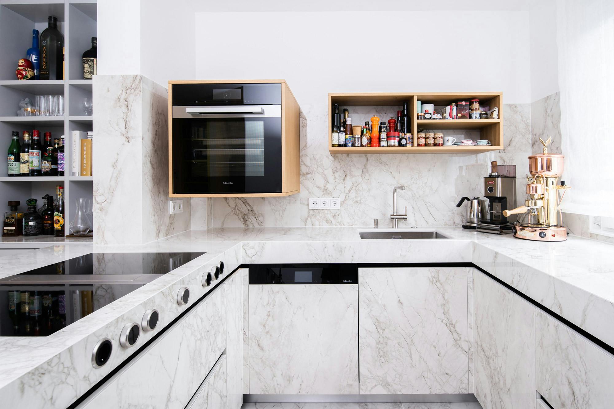 Numero immagine 42 della sezione corrente di DKTN brightens up a small kitchen and creates a sense of continuity in the design of this Singapore home di Cosentino Italia