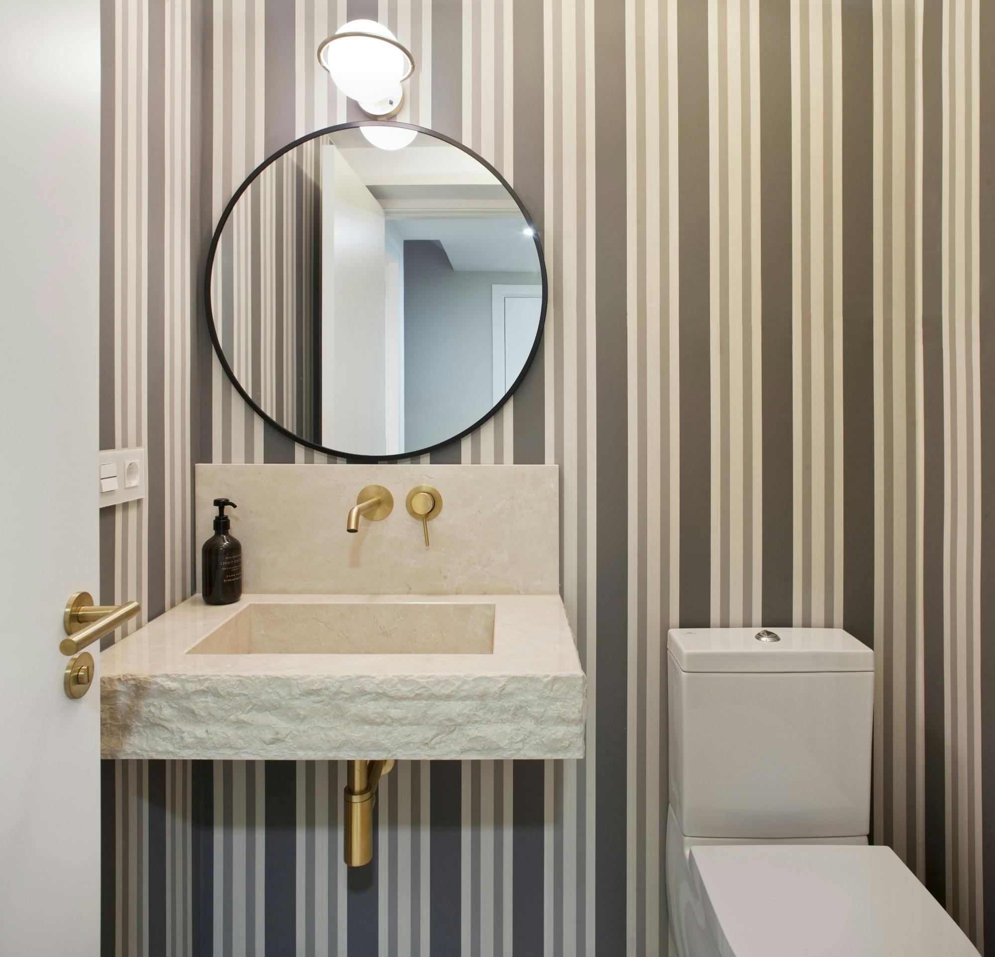 Numero immagine 46 della sezione corrente di Two full-fledged bathrooms covered by Dekton at Ben Adams di Cosentino Italia