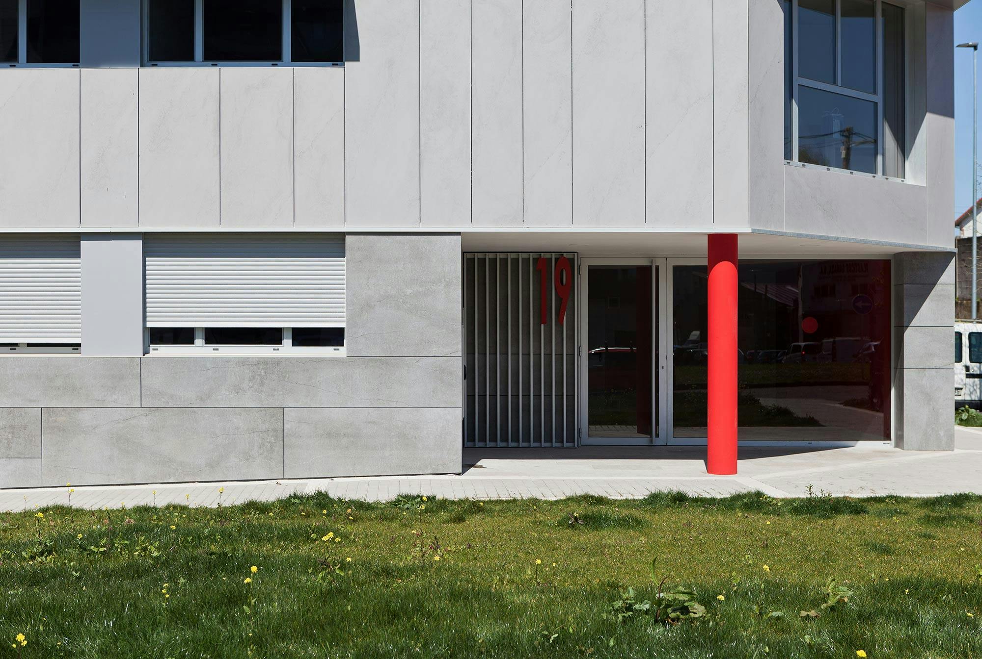 Numero immagine 43 della sezione corrente di Compact style for a subsidised housing building  di Cosentino Italia