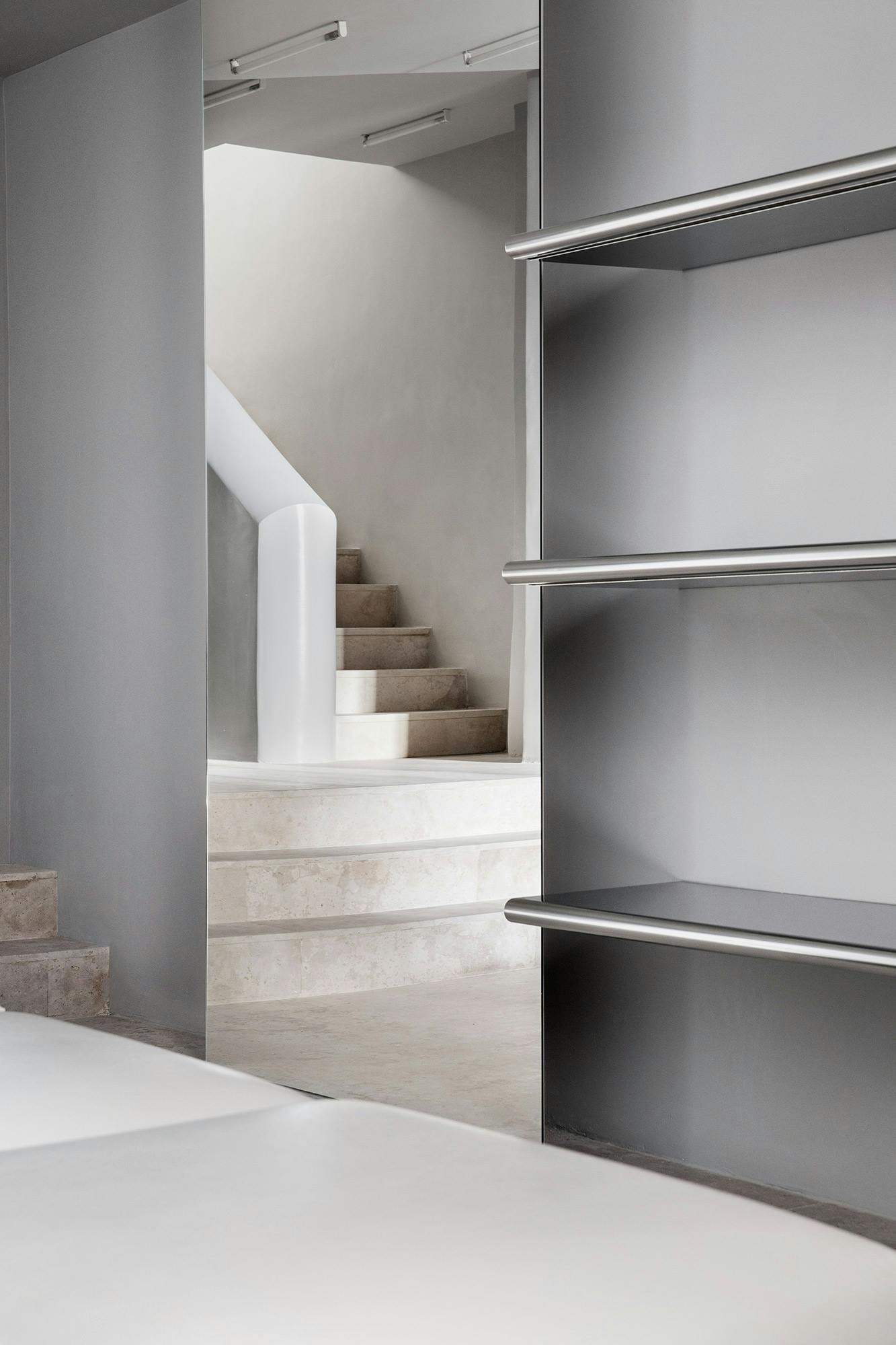 Numero immagine 46 della sezione corrente di A monolithic arch in Sensa Platino gives character to a new fashion shop in Madrid di Cosentino Italia