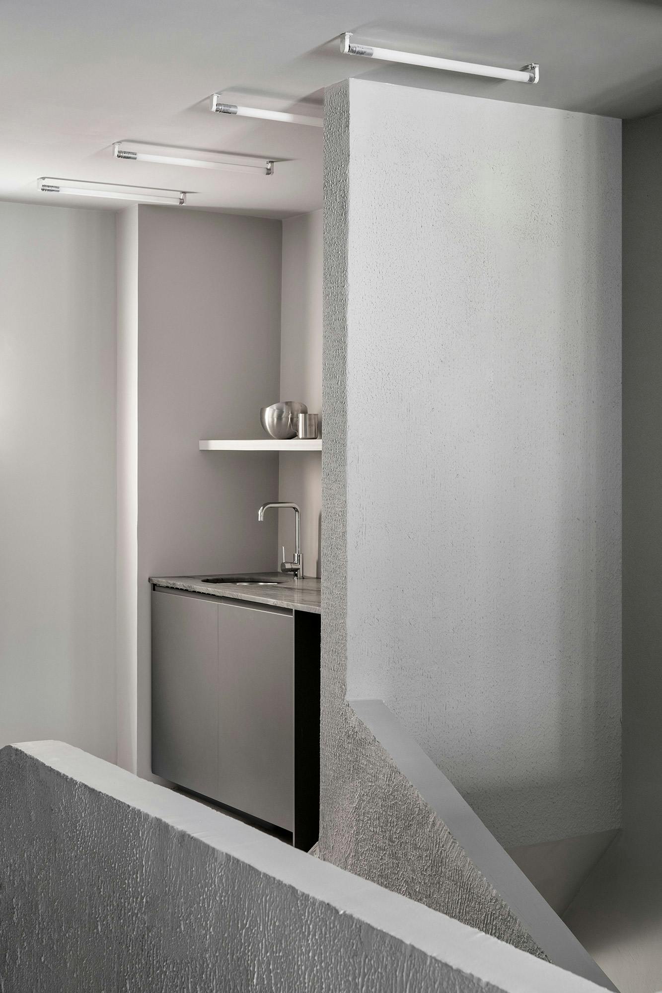 Numero immagine 45 della sezione corrente di A monolithic arch in Sensa Platino gives character to a new fashion shop in Madrid di Cosentino Italia