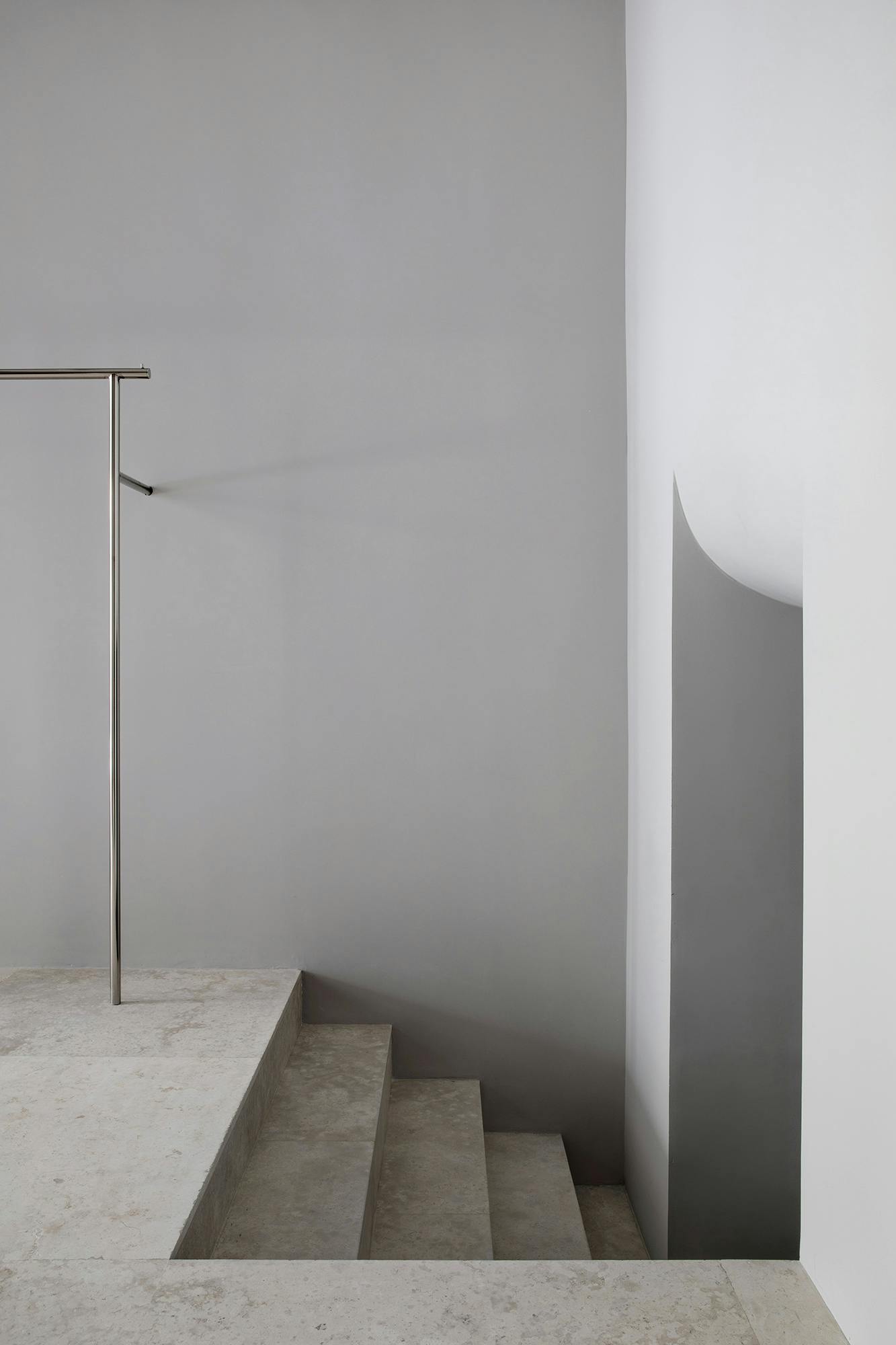 Numero immagine 42 della sezione corrente di A monolithic arch in Sensa Platino gives character to a new fashion shop in Madrid di Cosentino Italia