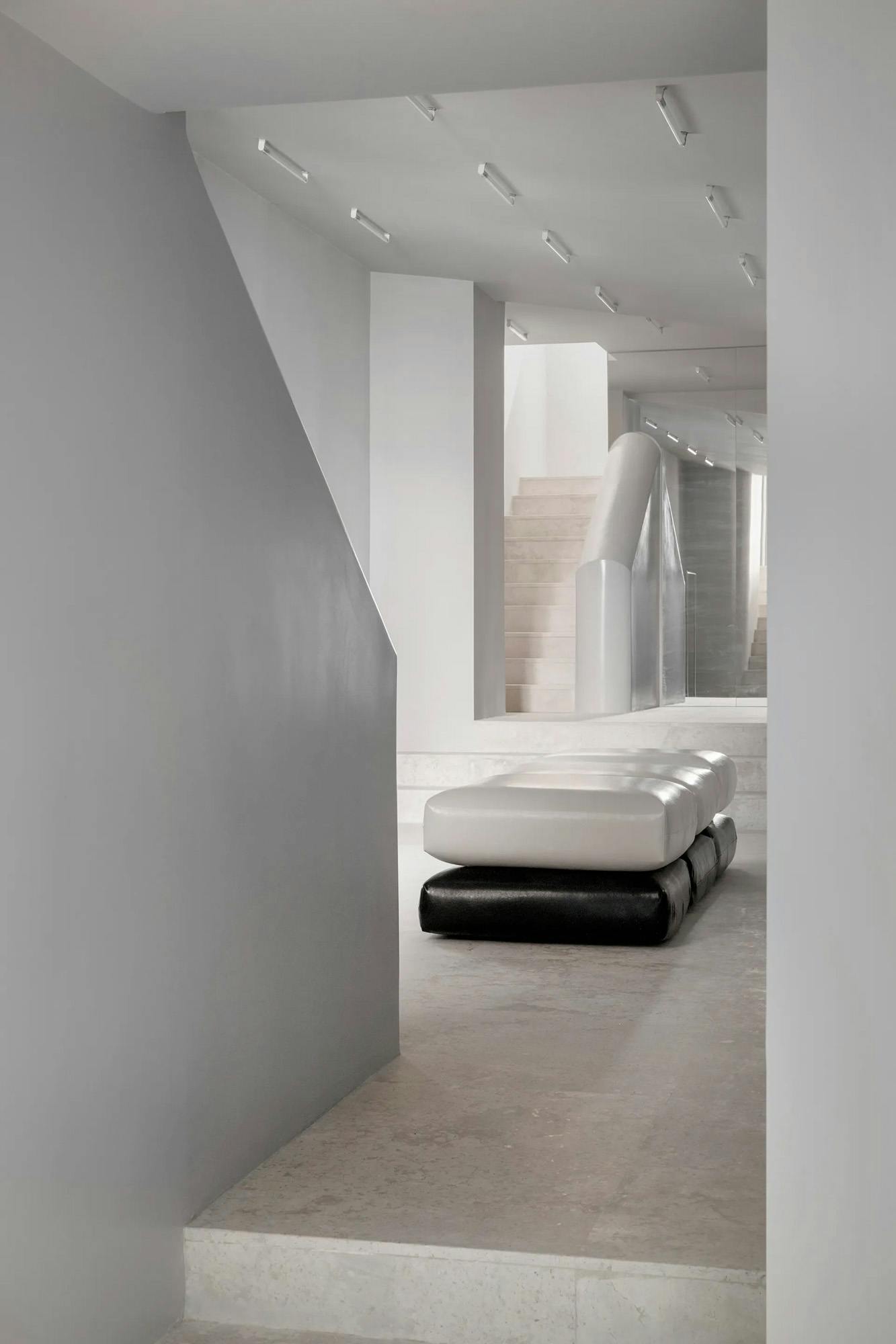 Numero immagine 47 della sezione corrente di A monolithic arch in Sensa Platino gives character to a new fashion shop in Madrid di Cosentino Italia