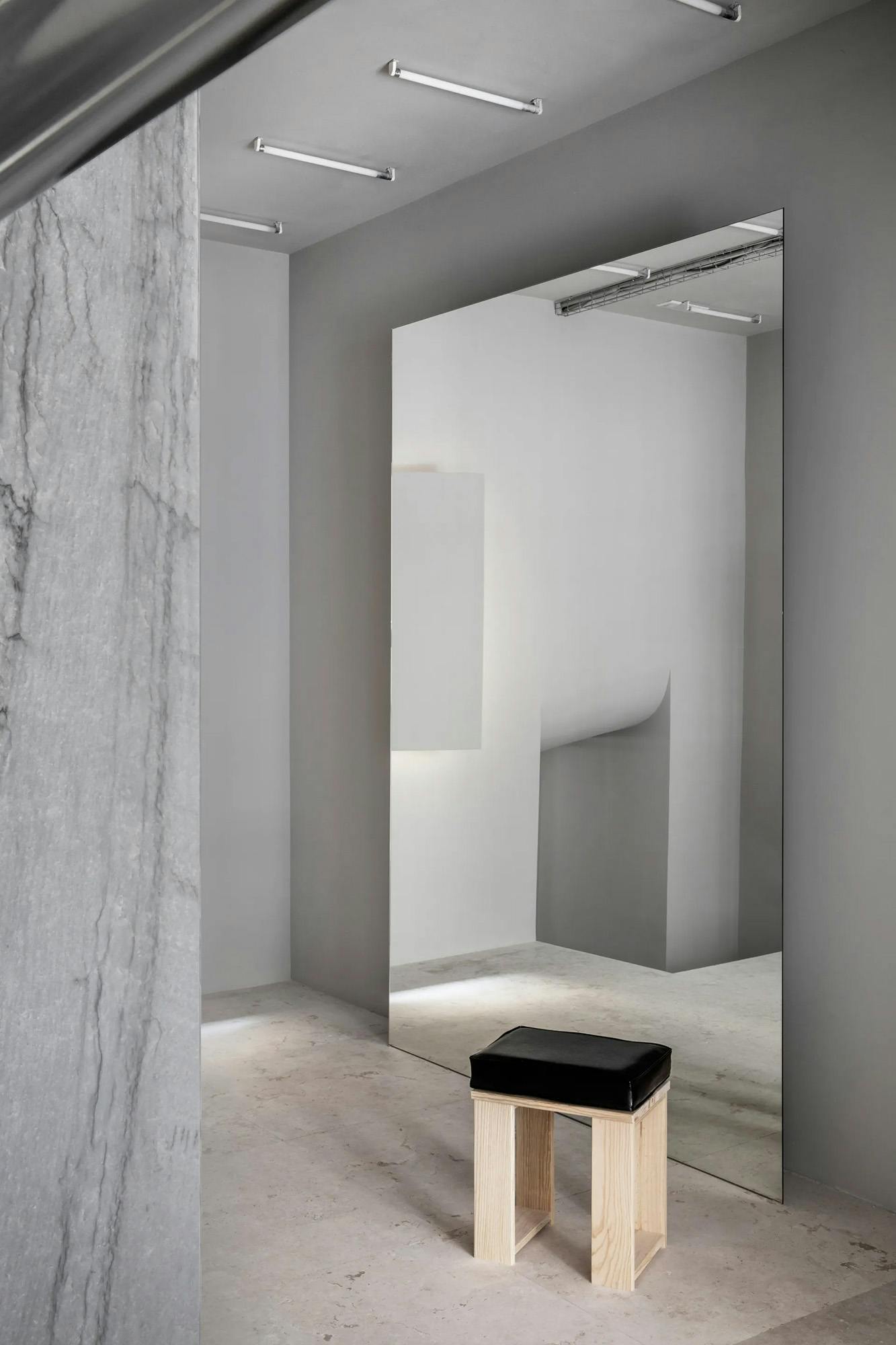 Numero immagine 39 della sezione corrente di A monolithic arch in Sensa Platino gives character to a new fashion shop in Madrid di Cosentino Italia