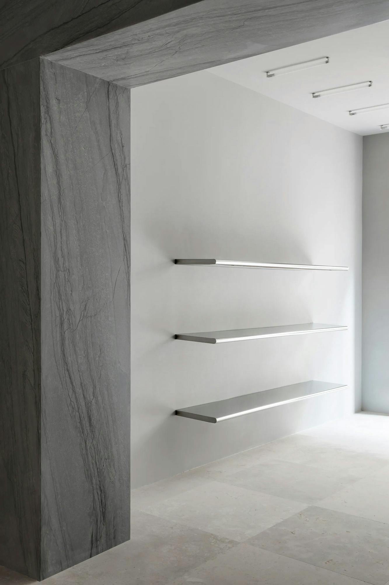 Numero immagine 37 della sezione corrente di A monolithic arch in Sensa Platino gives character to a new fashion shop in Madrid di Cosentino Italia