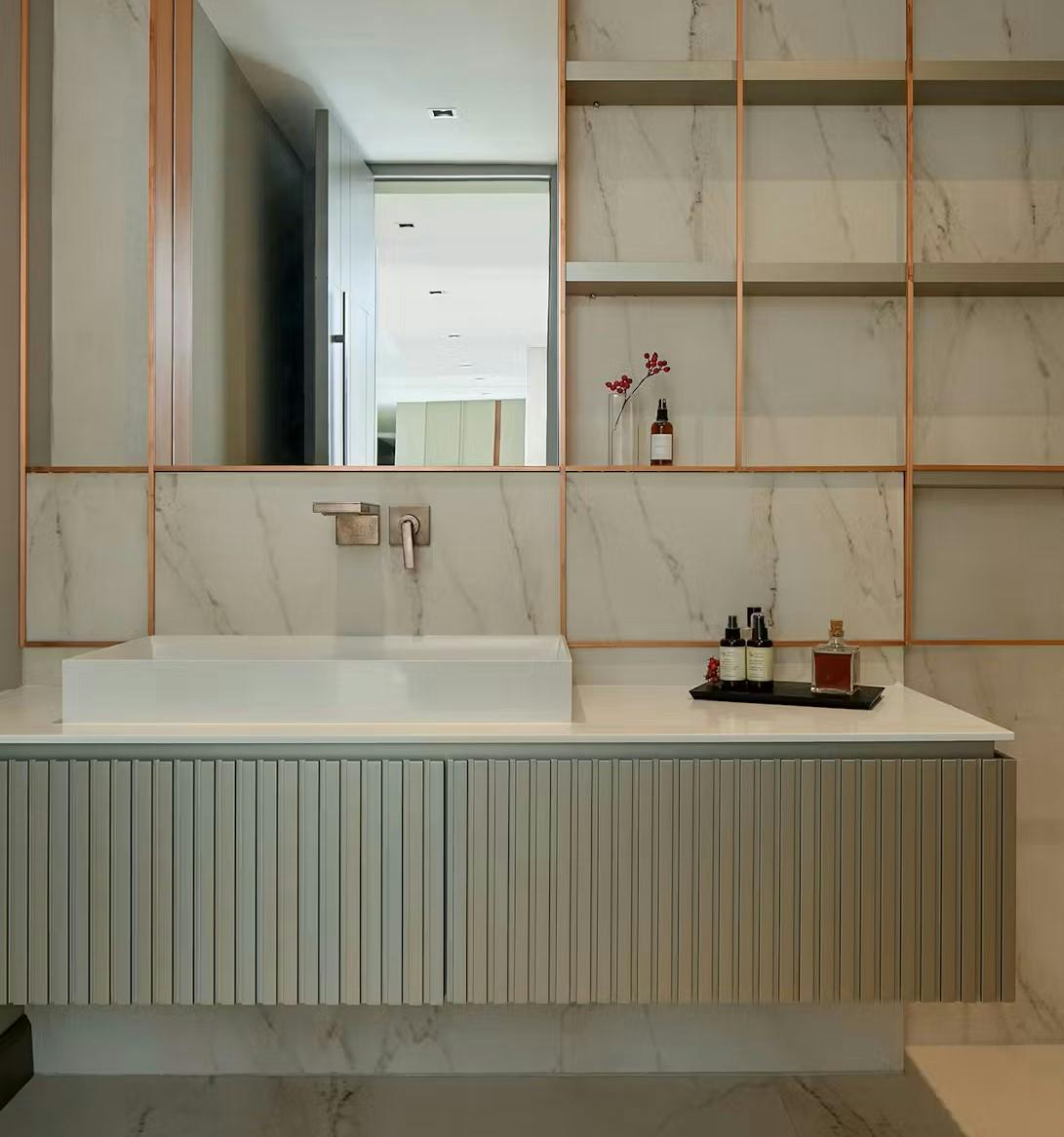 Numero immagine 45 della sezione corrente di Two full-fledged bathrooms covered by Dekton at Ben Adams di Cosentino Italia
