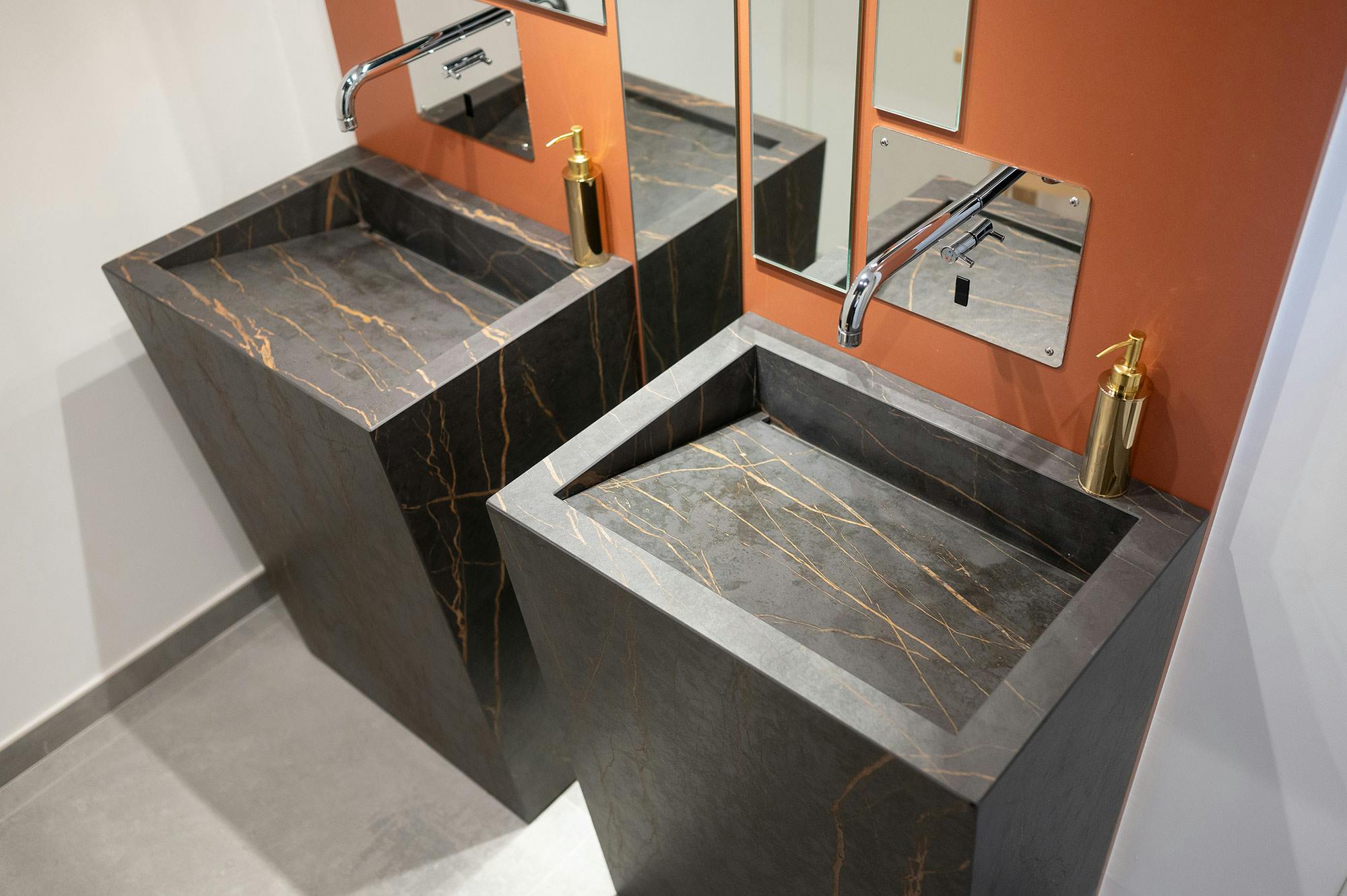 Numero immagine 56 della sezione corrente di Two Dekton colours to match wood in kitchens and bathrooms di Cosentino Italia